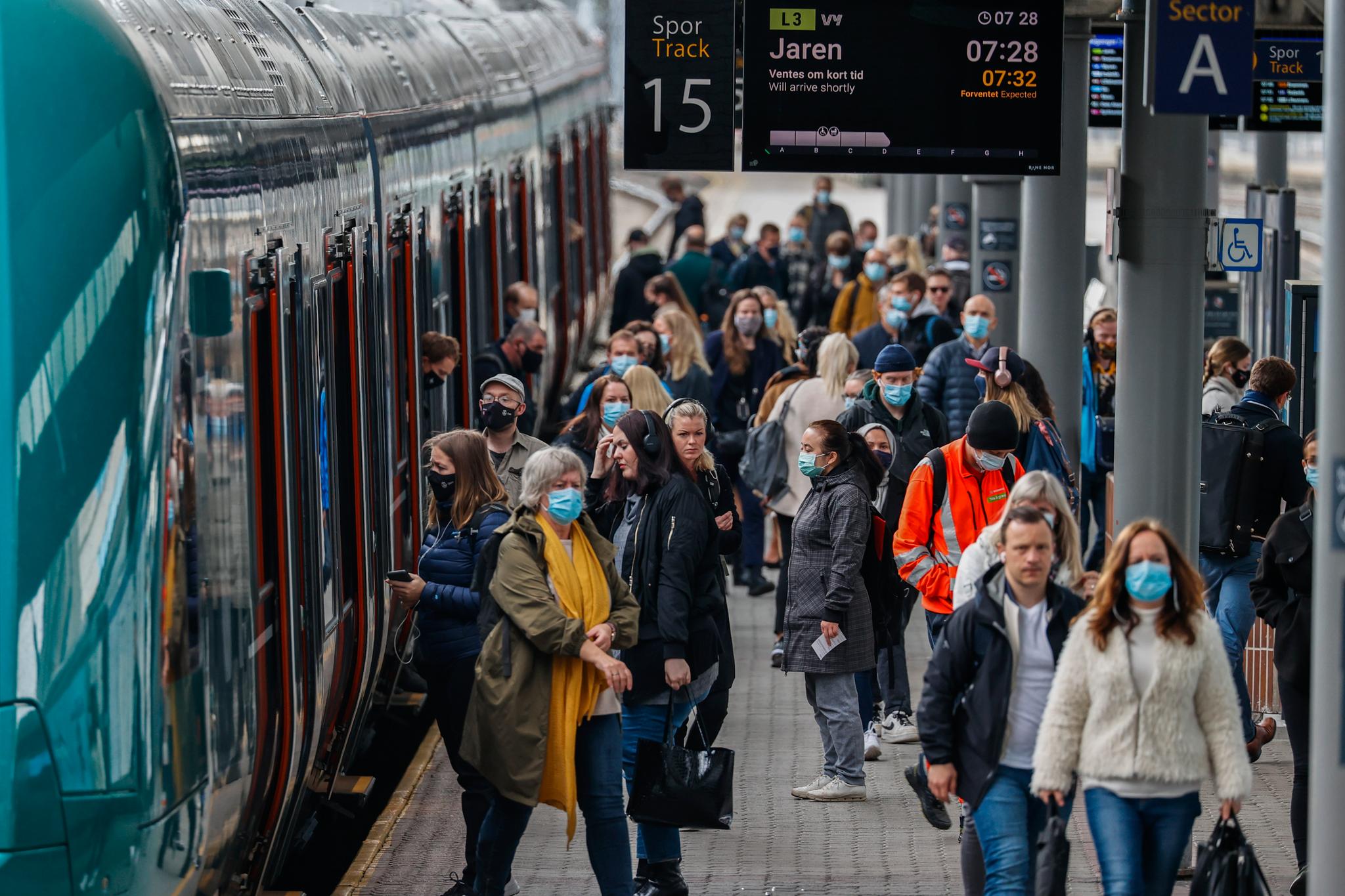 Titusenvis av togpendlere fra vest, nord og sørøst har i høst vært rammet av togforsinkelser. Her er et pendlertog fremme på Oslo S tidligere i år.