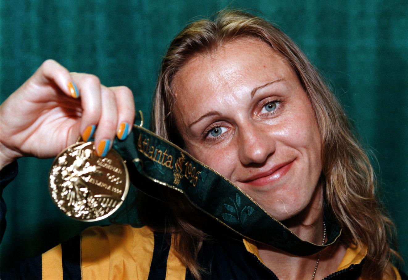  Ludmila Engquist poserer med gullmedaljen hun fikk i Atlanta i 1996.