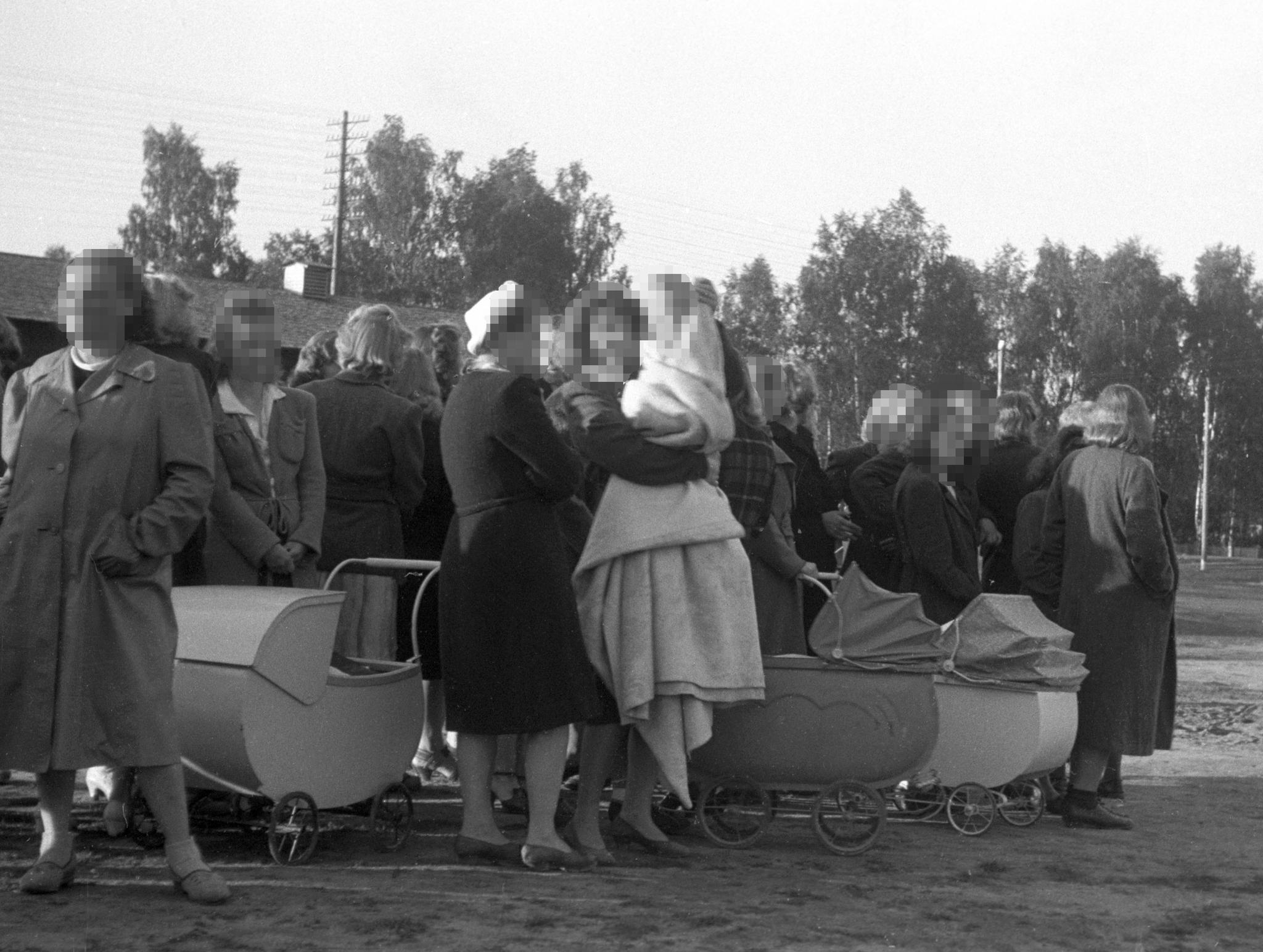 Elverum 1945: Tyskerjenter med barnevogner. Noen opplevde hevnaksjoner, ble tatt av gatens justis og fikk tvangsklippet håret. Nå kommer Norges offisielle unnskyldning. 