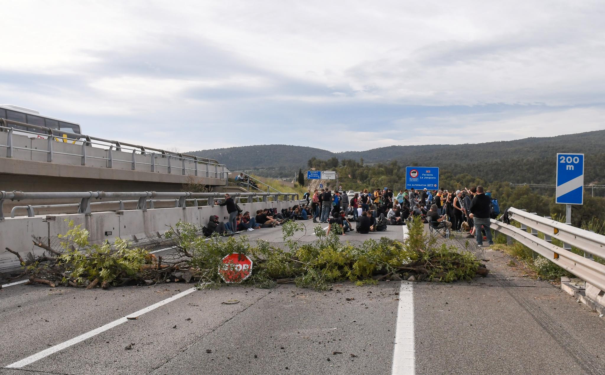 Katalanske demonstranter sperret en motorvei nær grensen mellom Spania og Frankrike fredag.