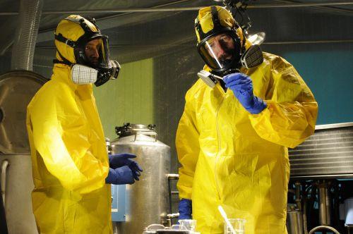 NARKOKOKK: Verden snus på hodet for kjemilærer Walter White (Bryan Cranston) når han får kreft. Løsningen blir å koke methamfetamin med tidligere elev Jessie Pinkman (Aaron Paul).