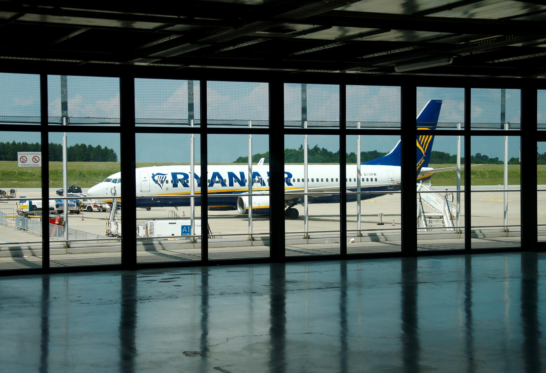 FLYPASSASJERAVGIFTEN: Ryanair trekker avgiften av kunden - uten samtykke. 