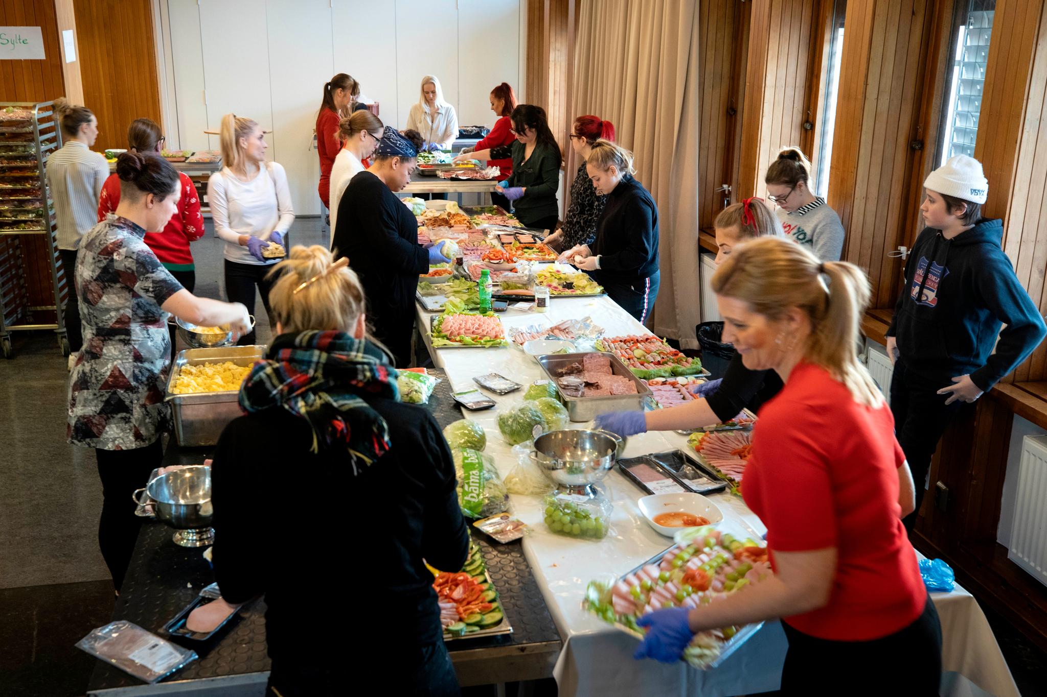 Under Alternativ Jul på Oslo Kongressenter er nesten tusen frivillige innom for å lage julefeiring. Flere tonn med mat forberedes og serveres i løpet av julaften, første og andre juledag.