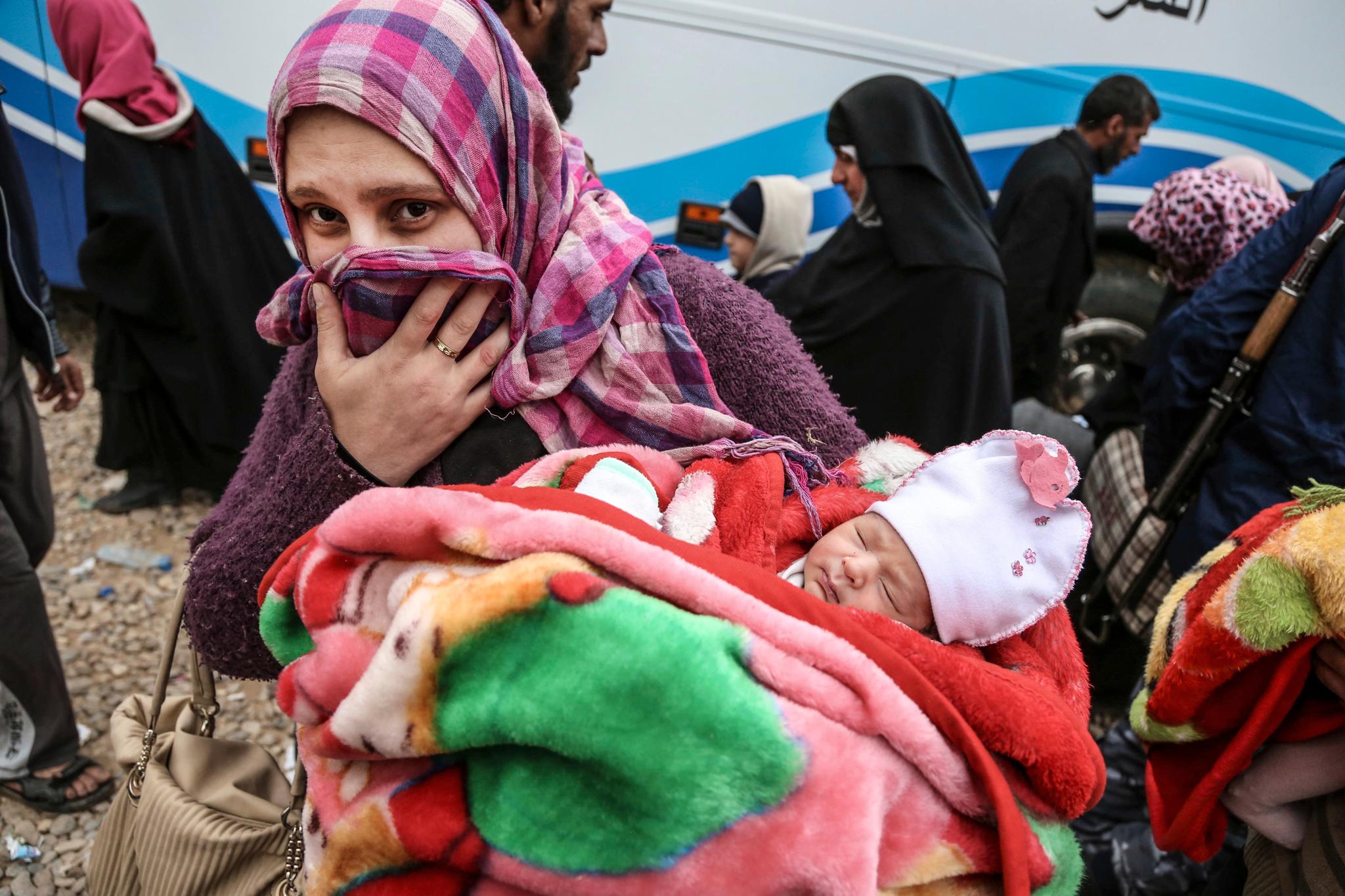 Bare to dager gammel er denne lille jenta på flukt ut av Mosul sammen med moren Taiser og faren Ziad Tarak.