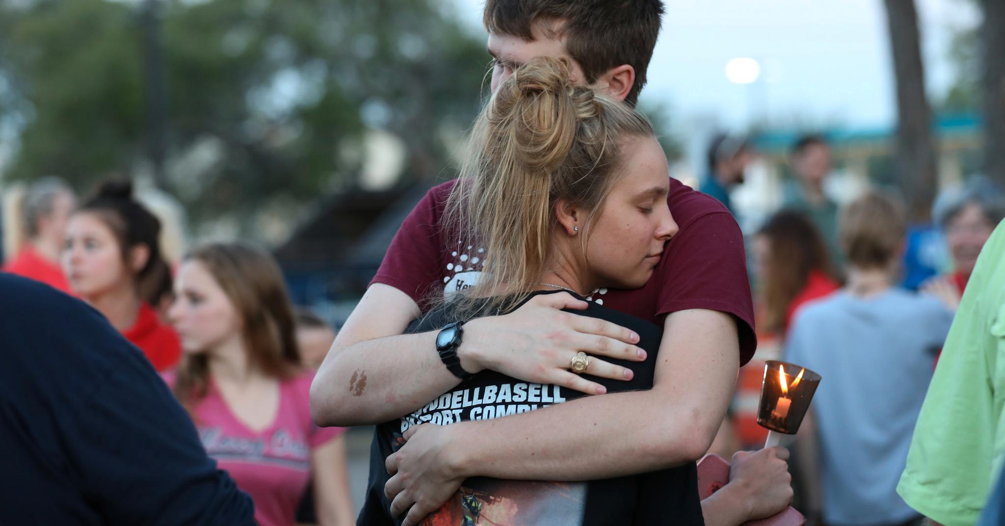 Elever omfavner hverandre under en minnemarkering etter skoleskytingen på  Santa Fe High School fredag.