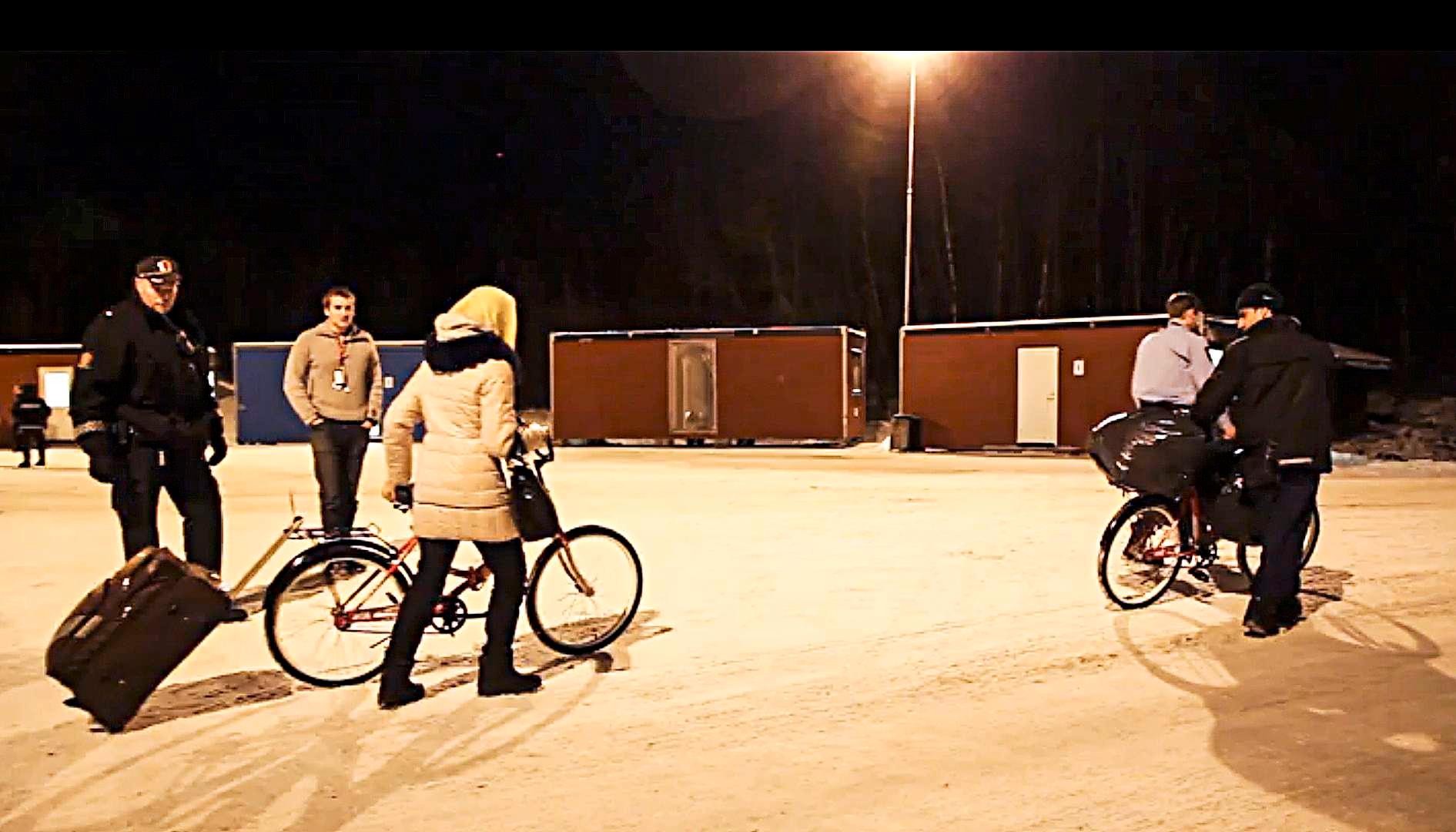 40 asylsøkere er hentet tilbake til Storskog i en politiaksjon den siste uken. Her skysser politiet et par med sykler og bagasje ut fra norsk territorium. 
