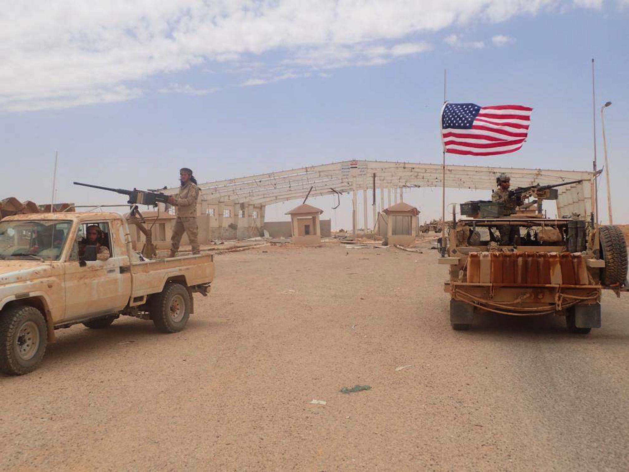 En amerikansk soldat og et medlem av en amerikansk-støttet militsgruppe ved grenseovergangen Tanf mellom Syria og Irak tidligere denne uka. Foto: Hammurabi's Justice News / AP / NTB scanpix