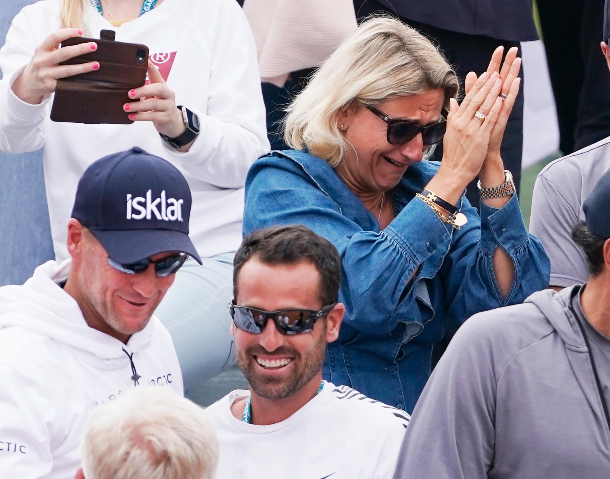 GLEDESTÅRER: Mamma Lele Ruud da sønnen Casper spilte seg til tredje runde i French Open i 2019. Pappa Christian helt vil venstre. 