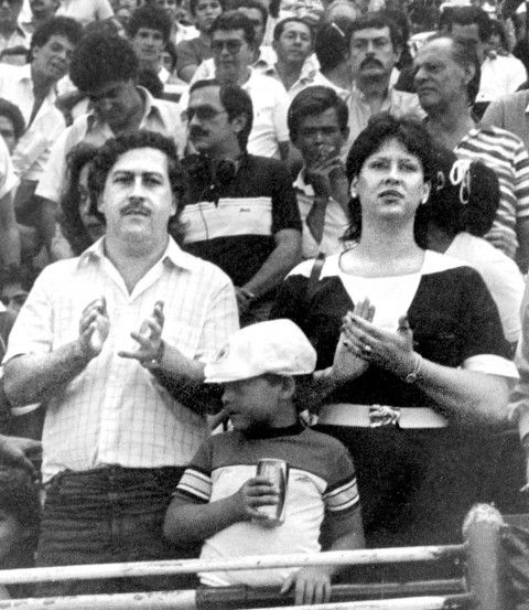 Pablo Escobar på fotballkamp, med på laget er både sønn og kone.