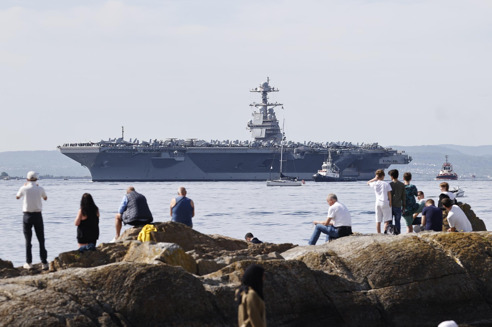 Mange hadde møtt opp for å få med seg USS Gerald Ford på vei inn til ankringspunktet i Oslofjorden. På toppdekk kan man se et stort antall kampfly. 