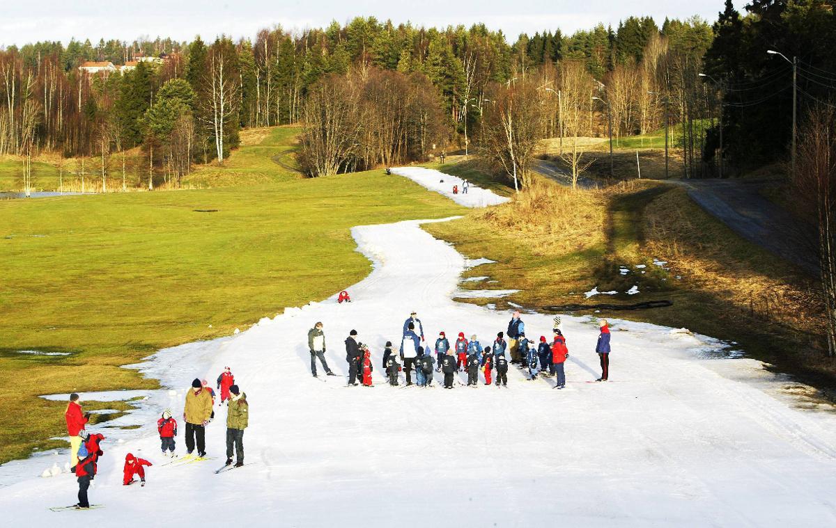 Skifolket måtte jakte på skiføret vinteren 2005. Bare 29 offisielle skidager ble talt opp på Bjørnholt i løpet den sesongen. Dette bildet ble tatt på Greverud i begynnelsen av januar i 2005. 	