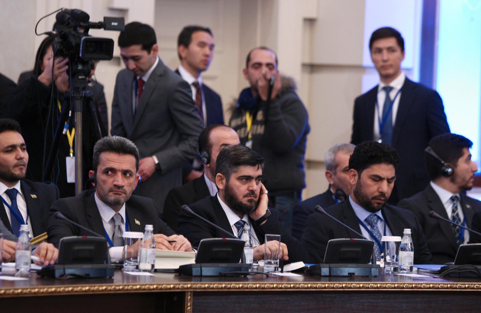 Lederen for den syriske opposisjonsdelegasjonen Mohammad Alloush (i midten) under fredssamtalene om Syria i Astana i Kasakhstan mandag 23. januar.