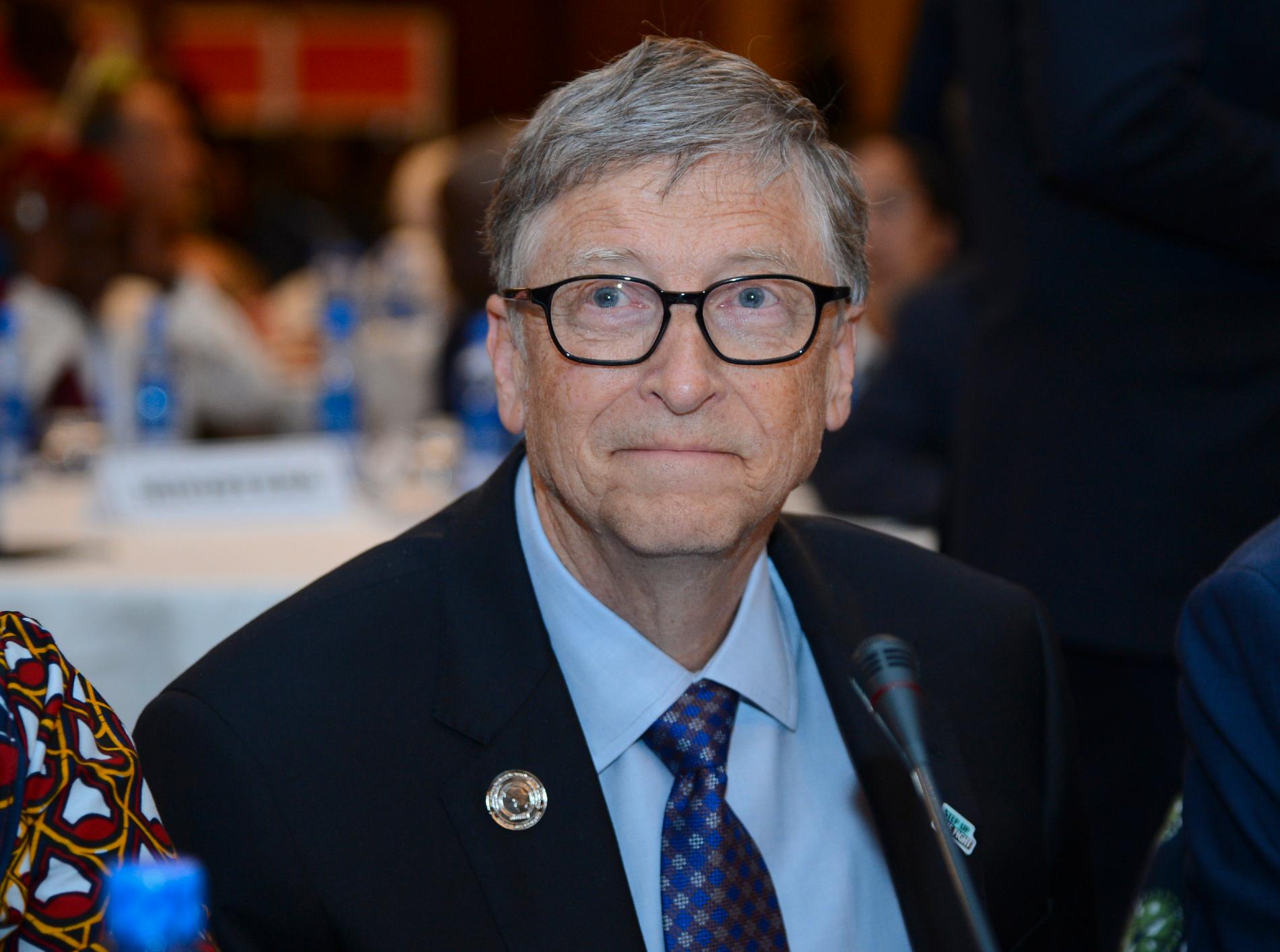 Bill Gates ble arrestert for menneskehandel med barn, skrev det satiriske nettstedet Real Raw News. Det ble gjengitt som en sannhet i en rekke sosiale medier. 