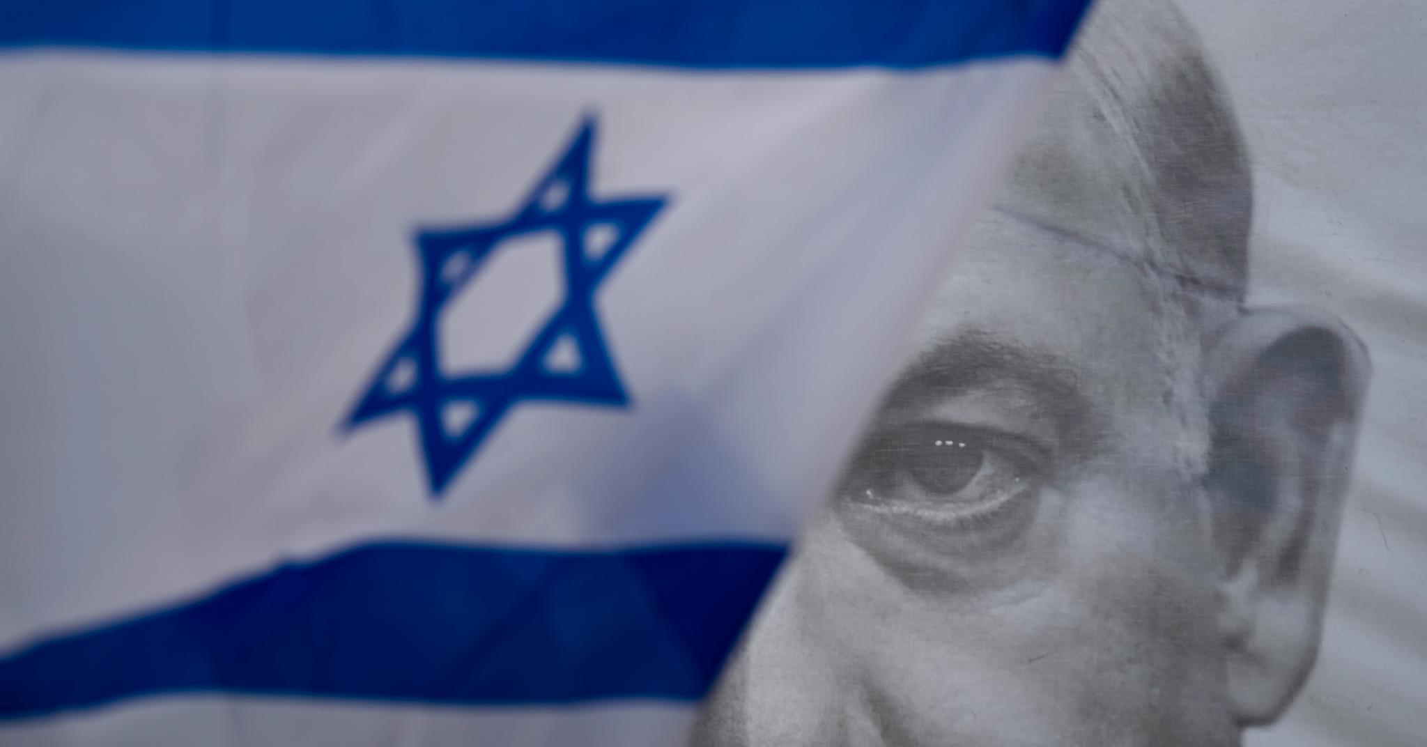 Motstanden mot Netanyahu-regjeringens planlagte rettsreformer har vært massiv. Nå skaper den også dype splittelser innad i koalisjonen.