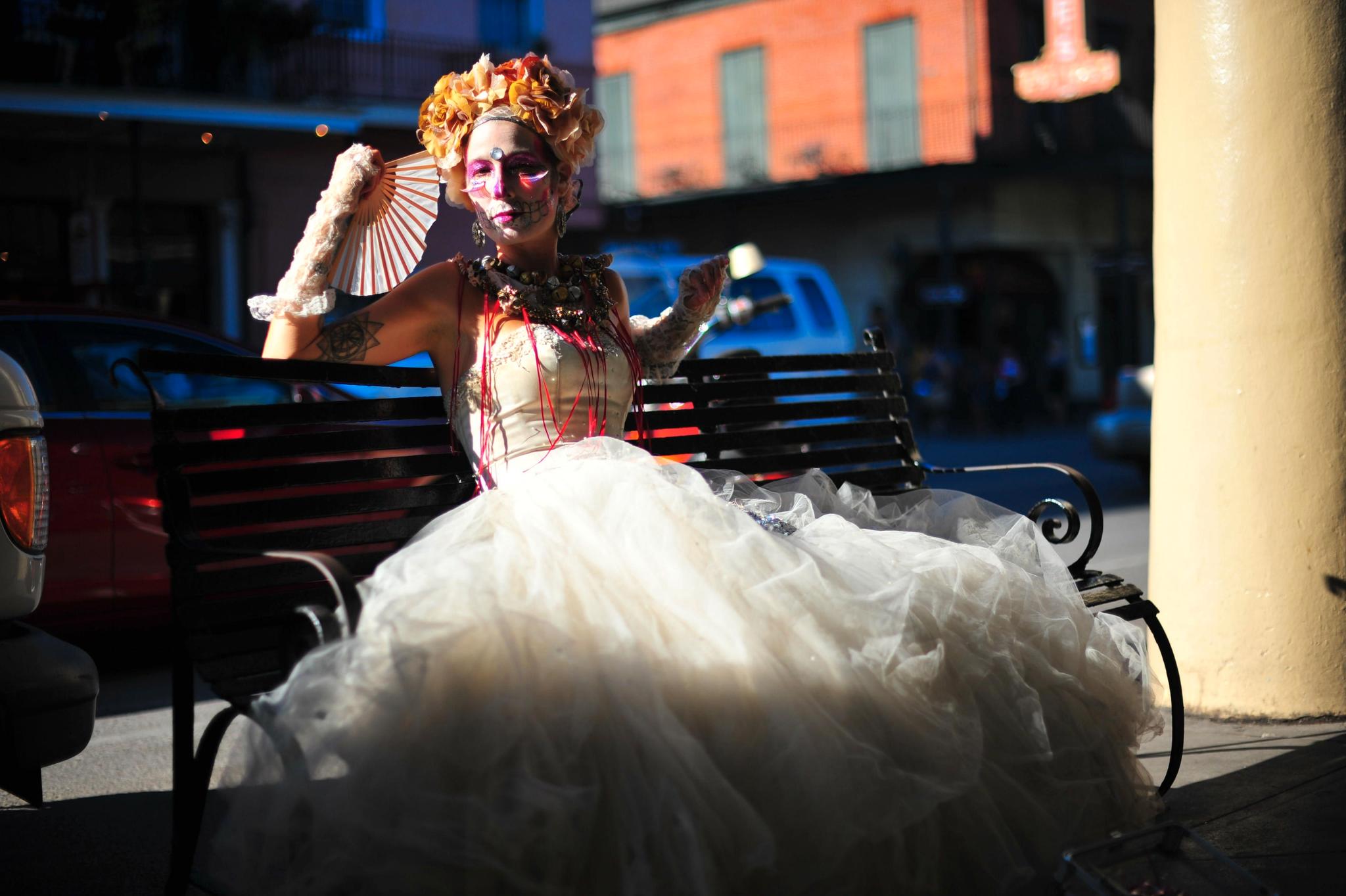 LEVENDE DØD: I French Quarter kan gateartistene gjøre gode penger ved å stille opp til fotografering, slik som denne kvinnen med skjelettsminke og brudekjole.
