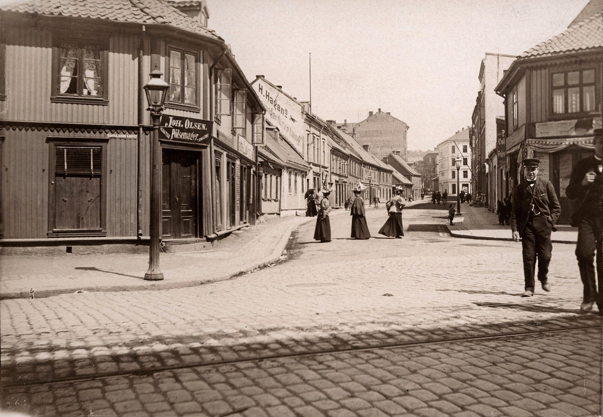 Det nederste kvartalet av Tøyengata fotografert fra Grønlandsleiret i juni 1896.