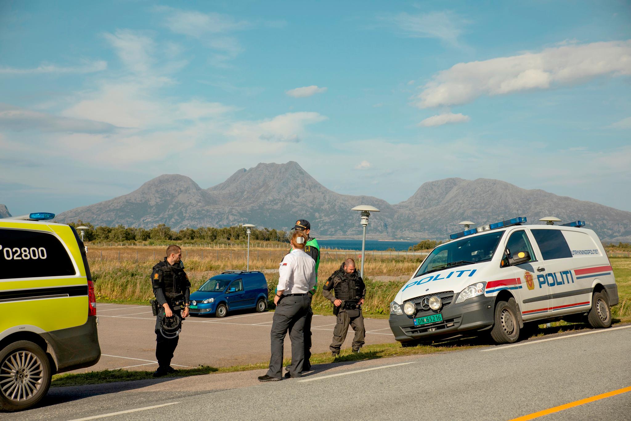 Politi ved Sandnessjøen lufthavn etter at det ble fremsatt trusler mot flyplassen onsdag. 