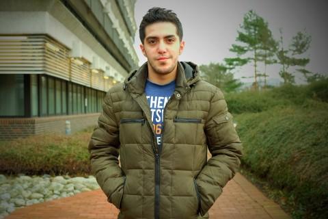 Abdulkader Benshi (23) var arkitekt i Syria. Han er glad i å tegne og spille fotball.