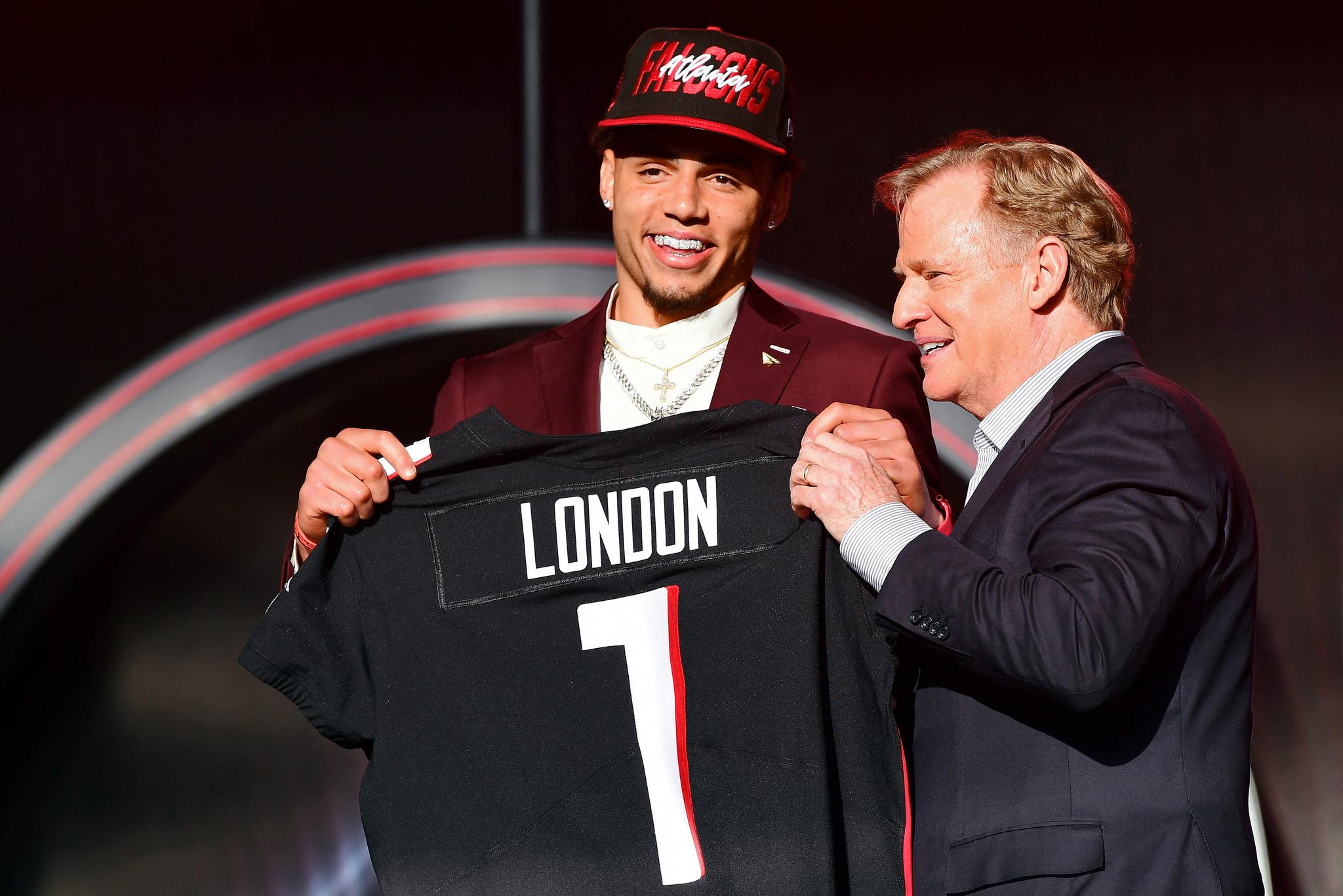 MER LONDON: NFL-sjef Roger Goodell (t.h.) kan ikke få nok av London, og da var det passende at han fikk annonsert Atlanta Falcons sitt draftvalg med navnet Drake London fra scenen i Las Vegas i april.
