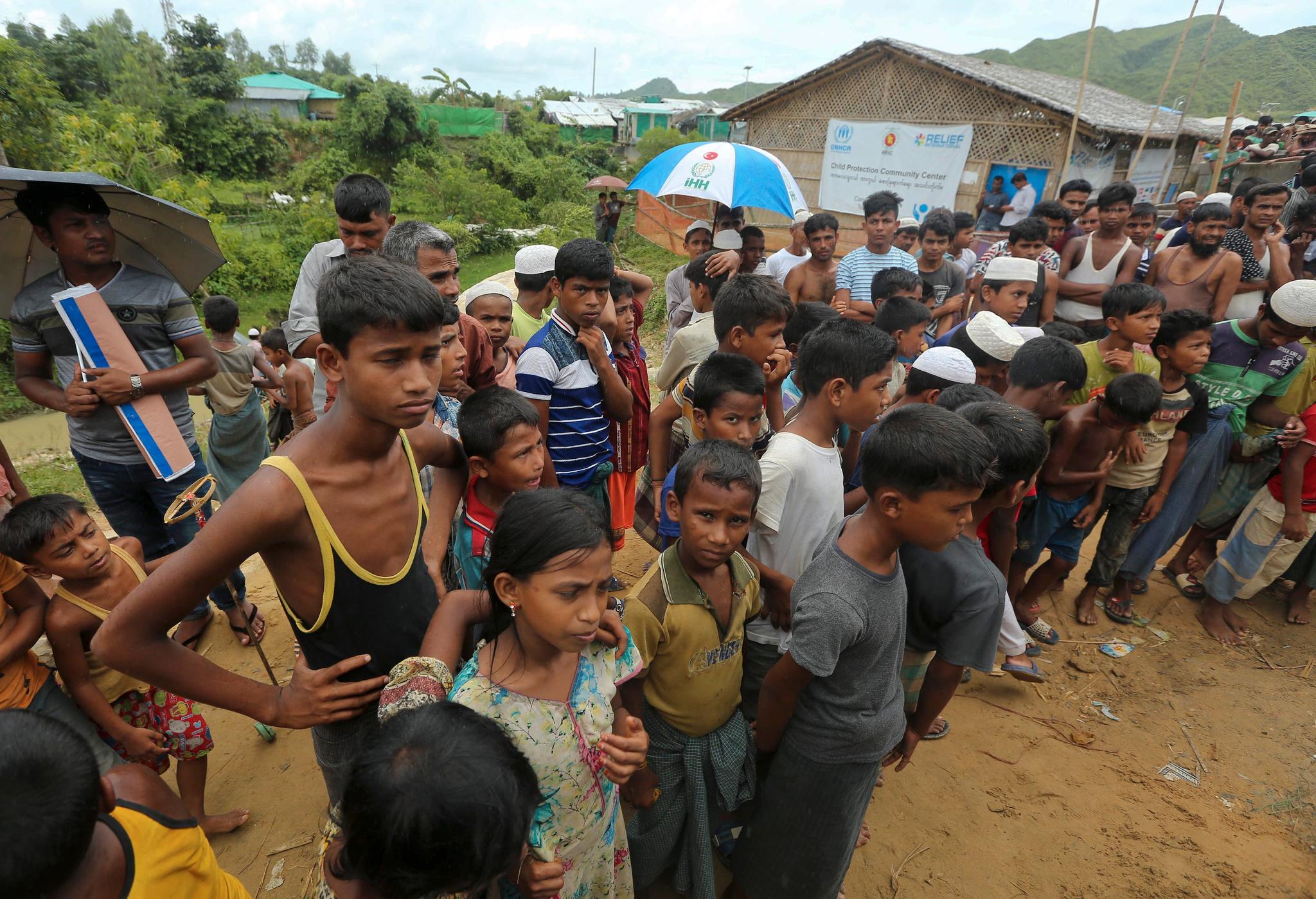 Søndag er det to år siden masseflukten fra Myanmar startet. Her har noen av de yngste rohingya-flyktningene stilt seg opp for å se at tjenestemenn fra Kina og Myanmar ankommer flyktningleiren i Cox's Bazar i Bangladesh. Bildet ble tatt torsdag. 