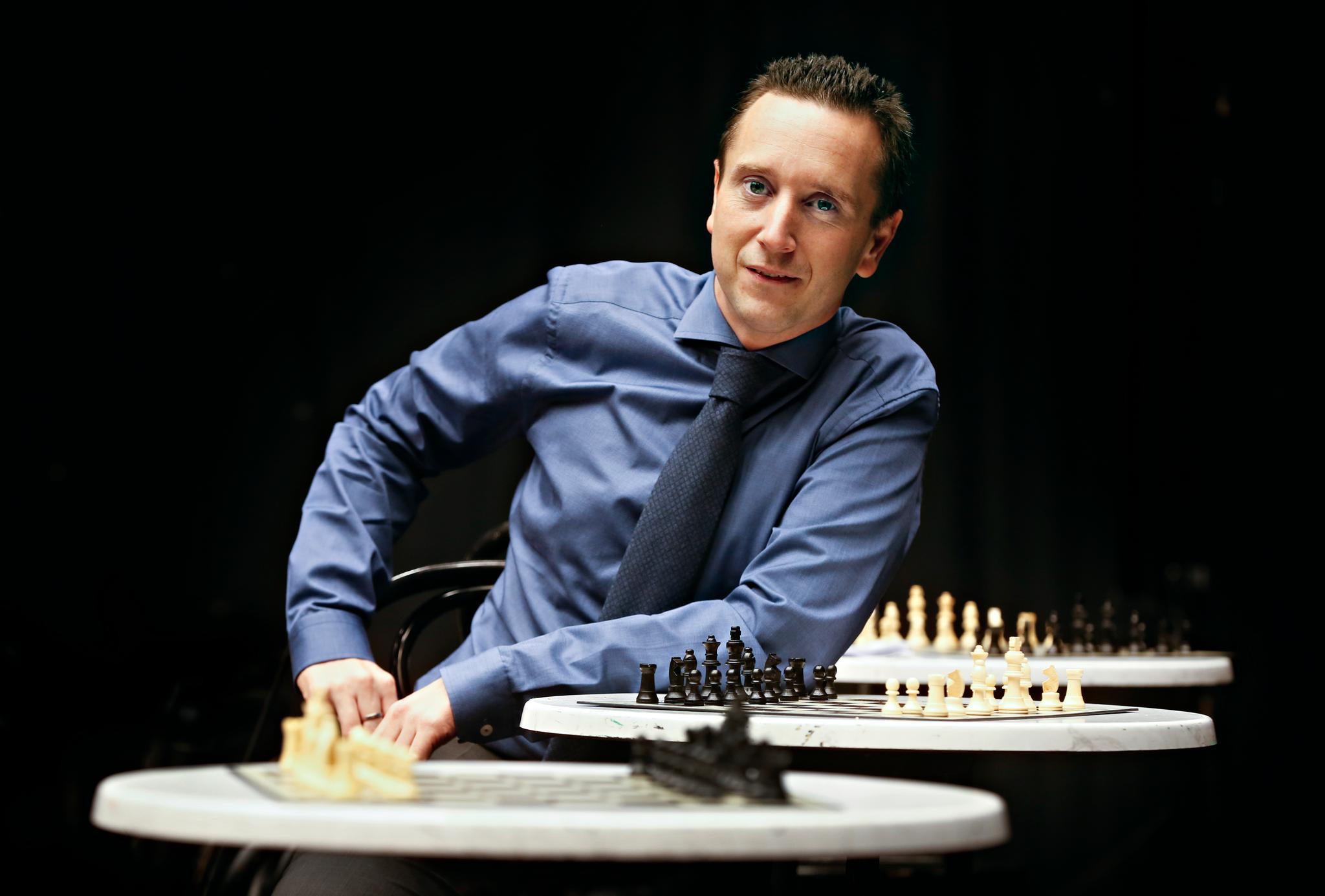 Torstein Bae er ekspertkommentator under NRKs sjakksendinger.