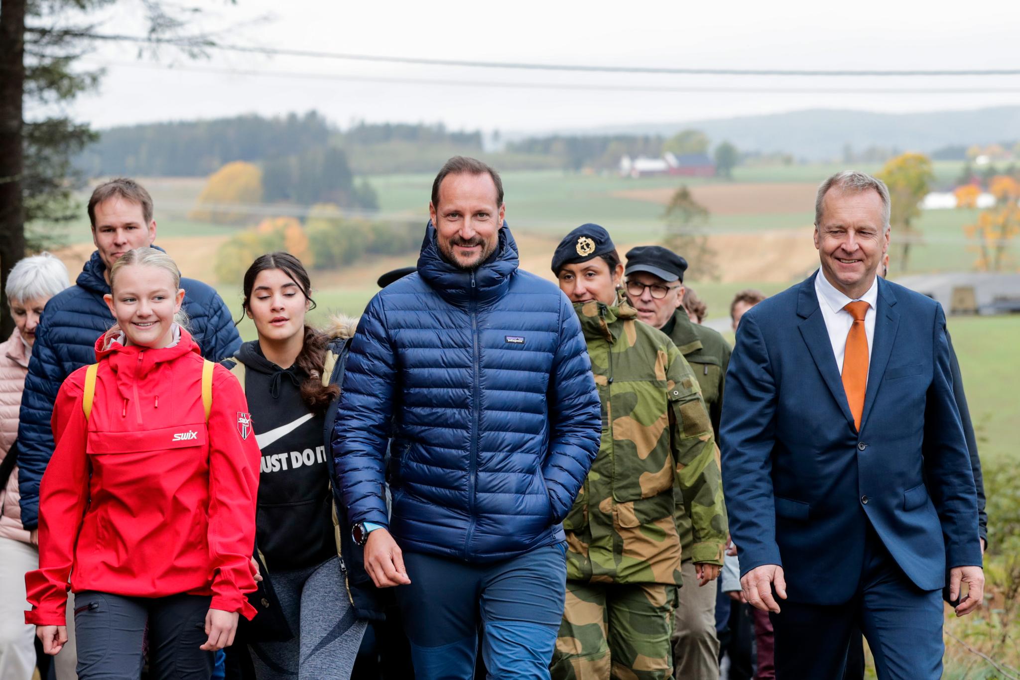 Senterpartiets Saxe Frøshaug har vært ordfører i Indre Østfold kommune siden 2019. Nå blir det fire nye år. Her sammen med kronprins Haakon og Alvilde Balto Myhrvold under en tur på flyktningruten i september 2021. 