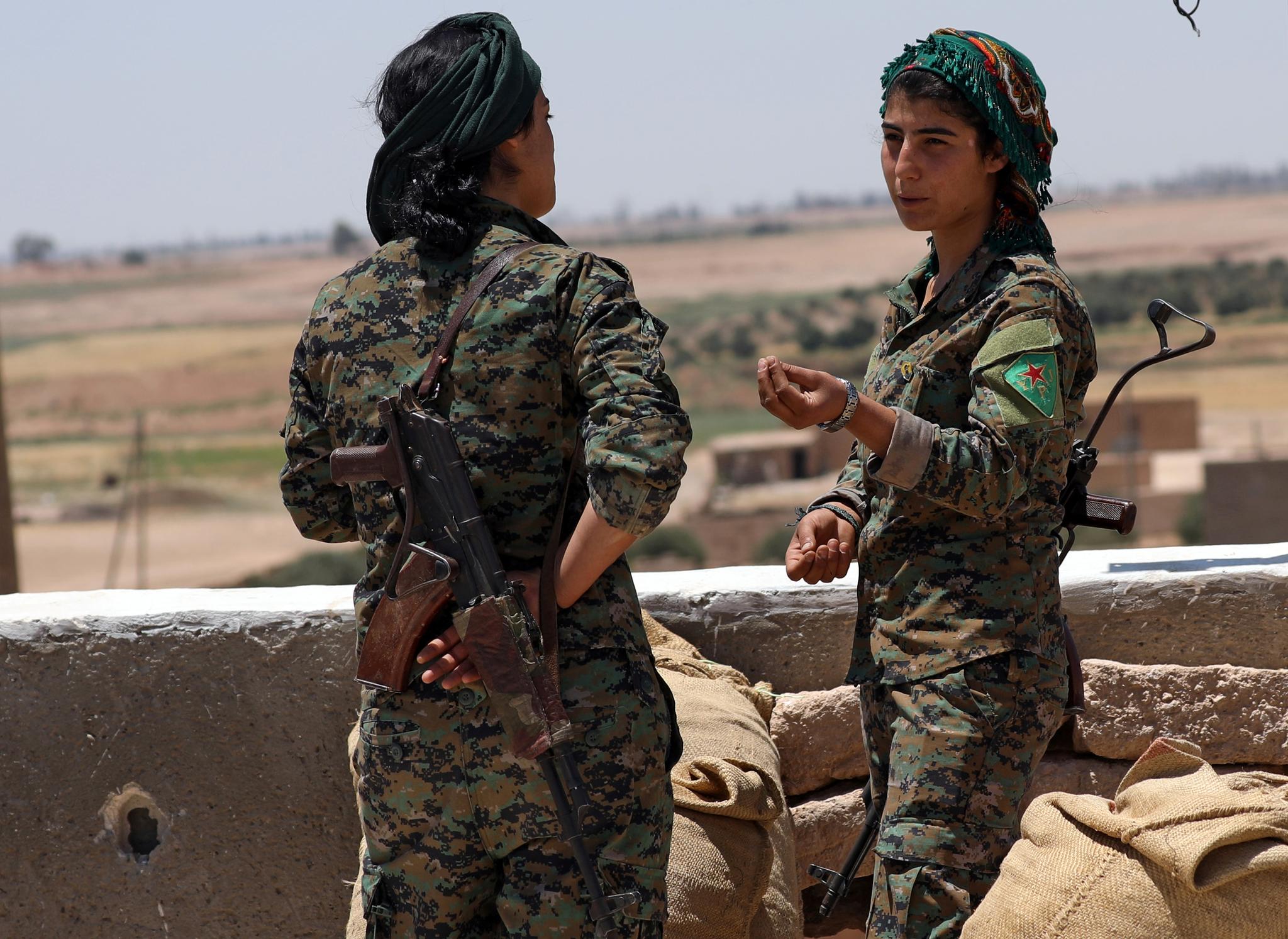  Kvinnelige krigere fra den kurdiske YPG-militsen på toppen av en bygning i den østlige utkanten av Raqqa den 7. juni. 