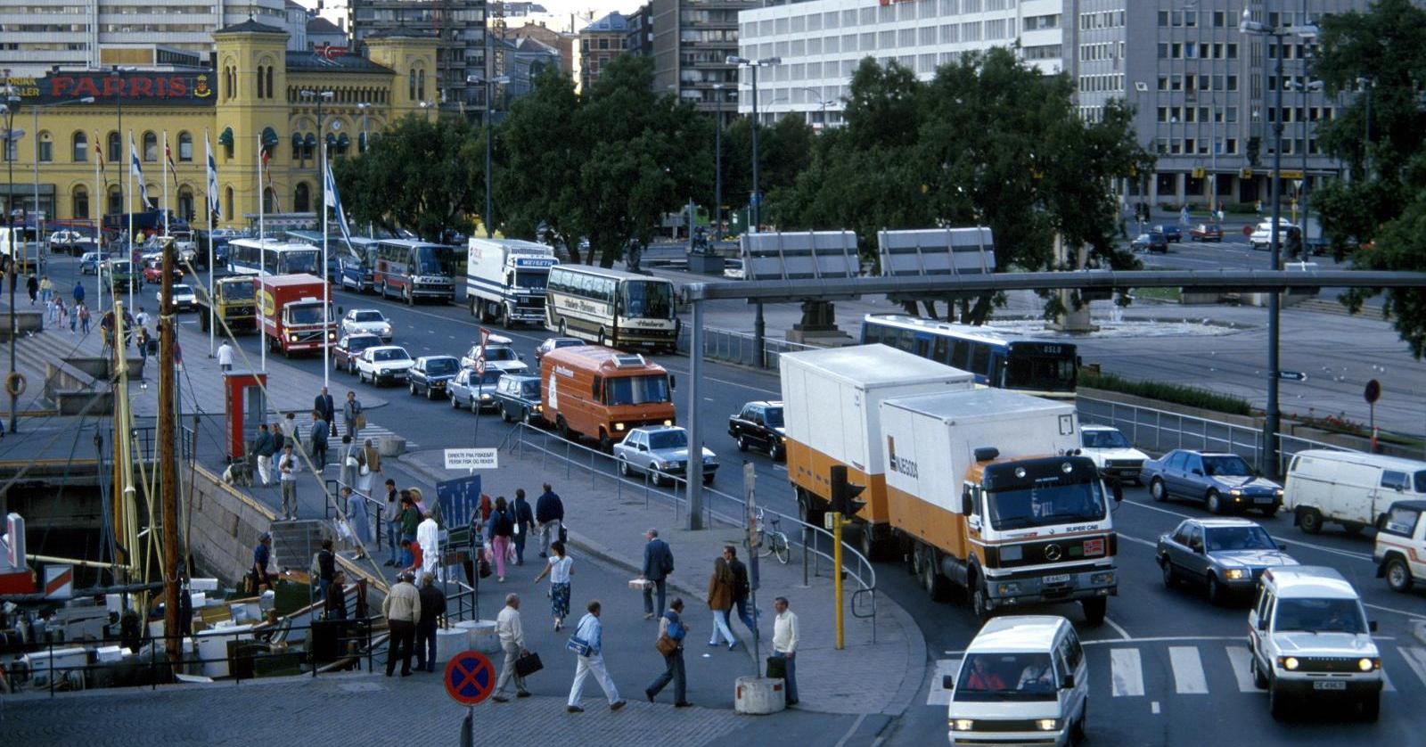Å fjerne biltrafikk i hovedstaden er ikke nytt. Her er Rådhusplassen i Oslo før Fjellinjen åpnet i 1990.