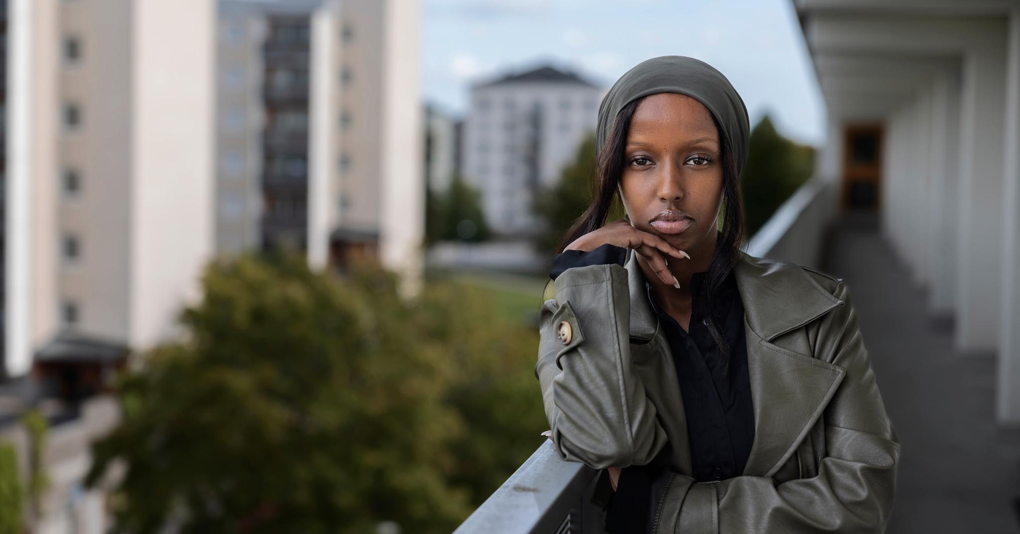 Svensk-somaliske Faysa Idle debuterer med en bok om sin oppvekst blant kriminelle.