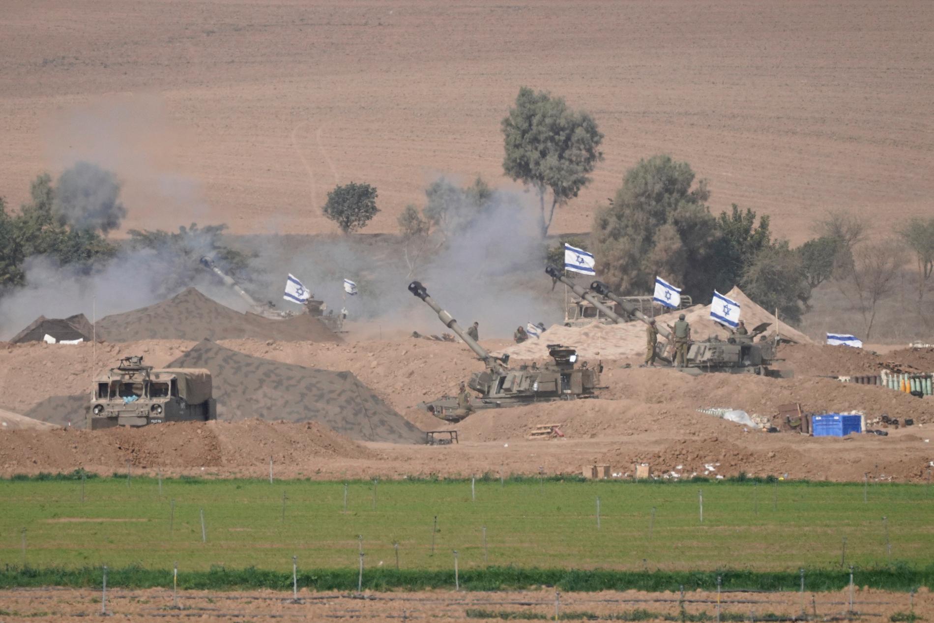 En israelsk artillerienhet oppstilt nær grensen mellom Israel og Gazastripen lørdag. Den israelske forsvarsministeren sier krigen mot Hamas er inne i en ny fase. 