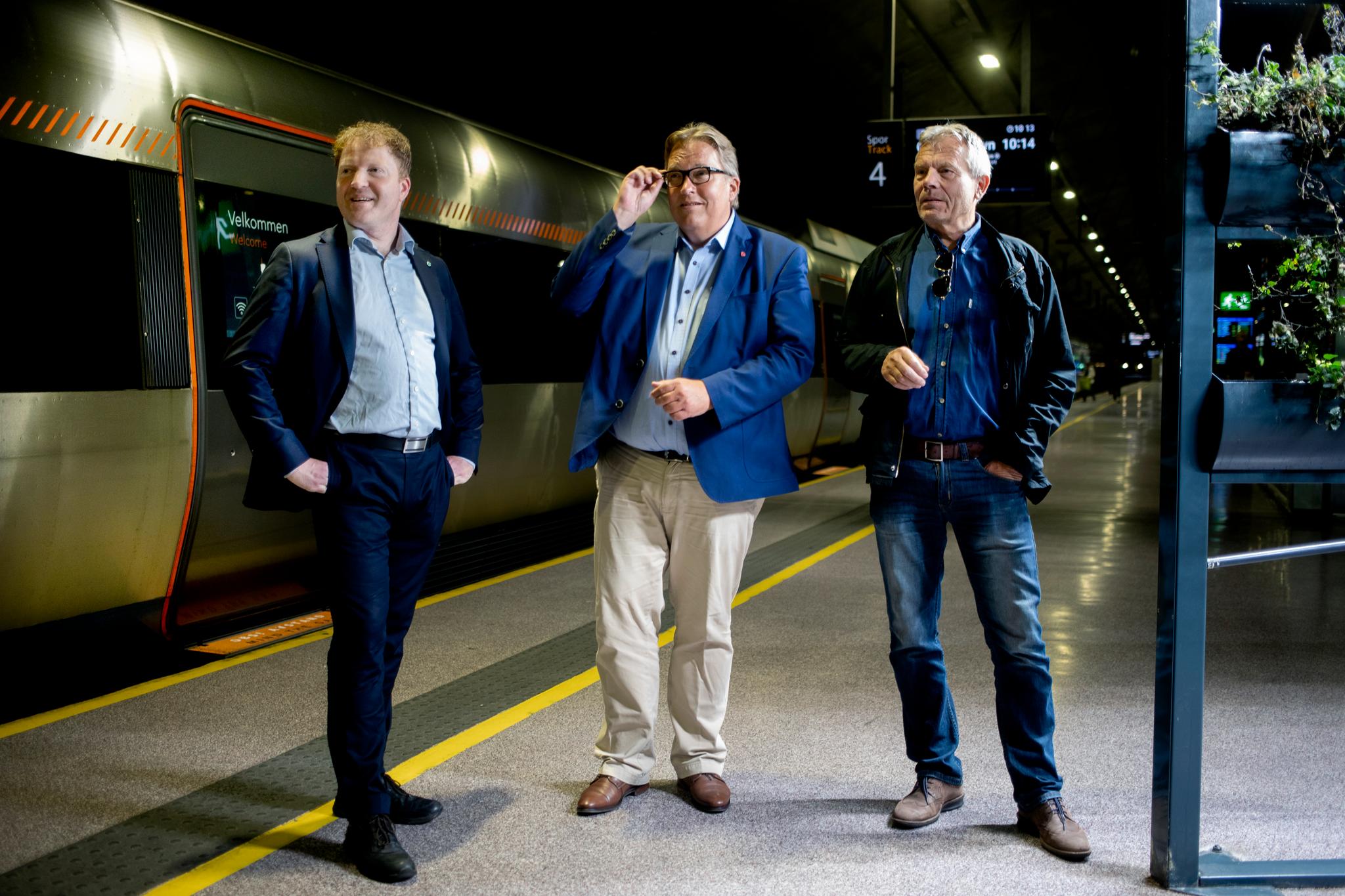 I juli var Sigbjørn Gjelsvik (Sp), Sverre Myrli (Ap) og Arne Nævra (SV) på Nationaltheatret stasjon. De hadde bestilt en rapport som sa at togtilbudet rundt Oslo kunne dobles uten å bygge ny jernbanetunnel under Oslo. I dag er uenige om hvorvidt planleggingen av tunnelen bør fortsette.