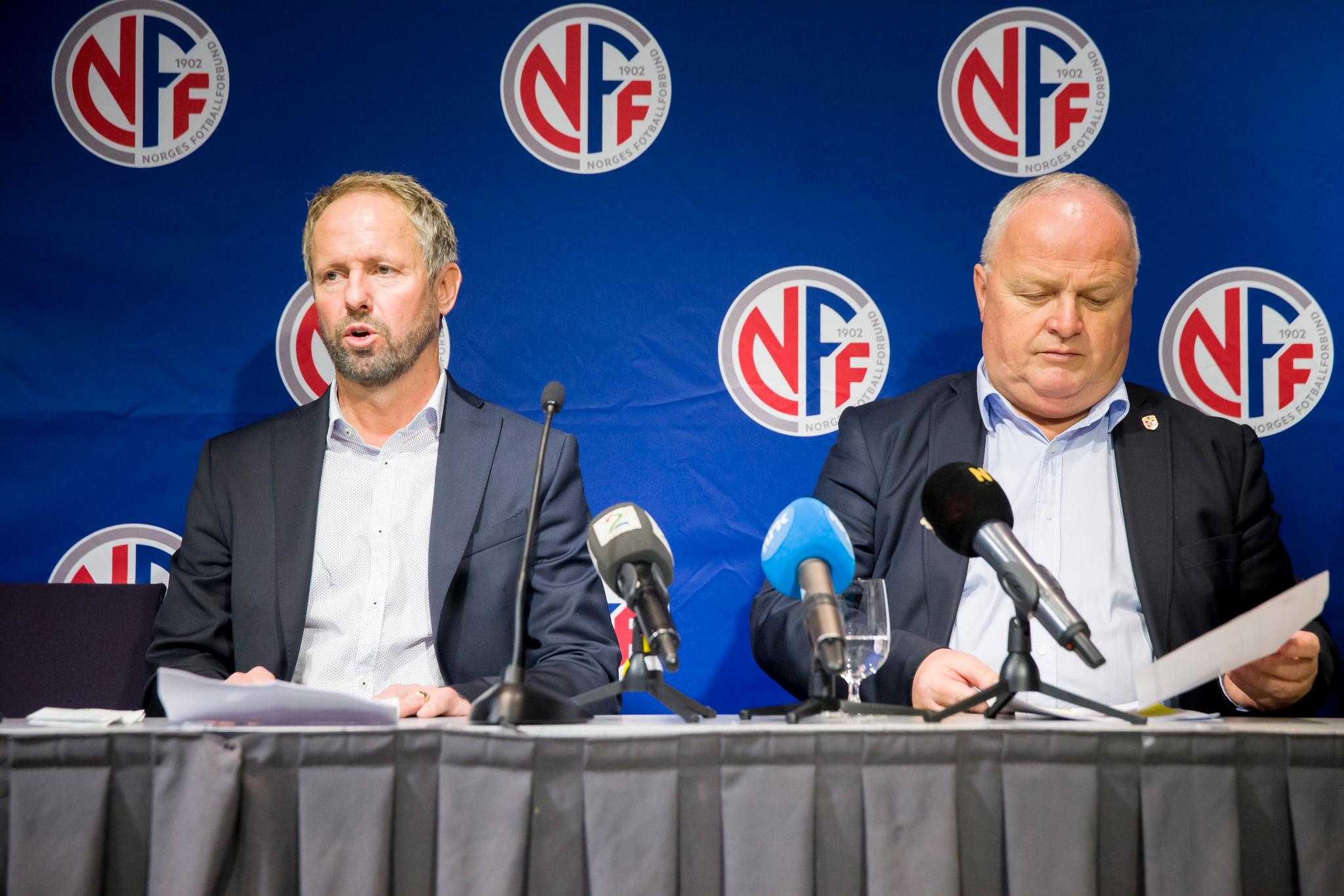 Norges Fotballforbund, her ved generalsekretær Pål Bjerketvedt (t.v) og president Terje Svendsen, iverksetter omfattende permitteringer på grunn av koronavirusepidemien. 
