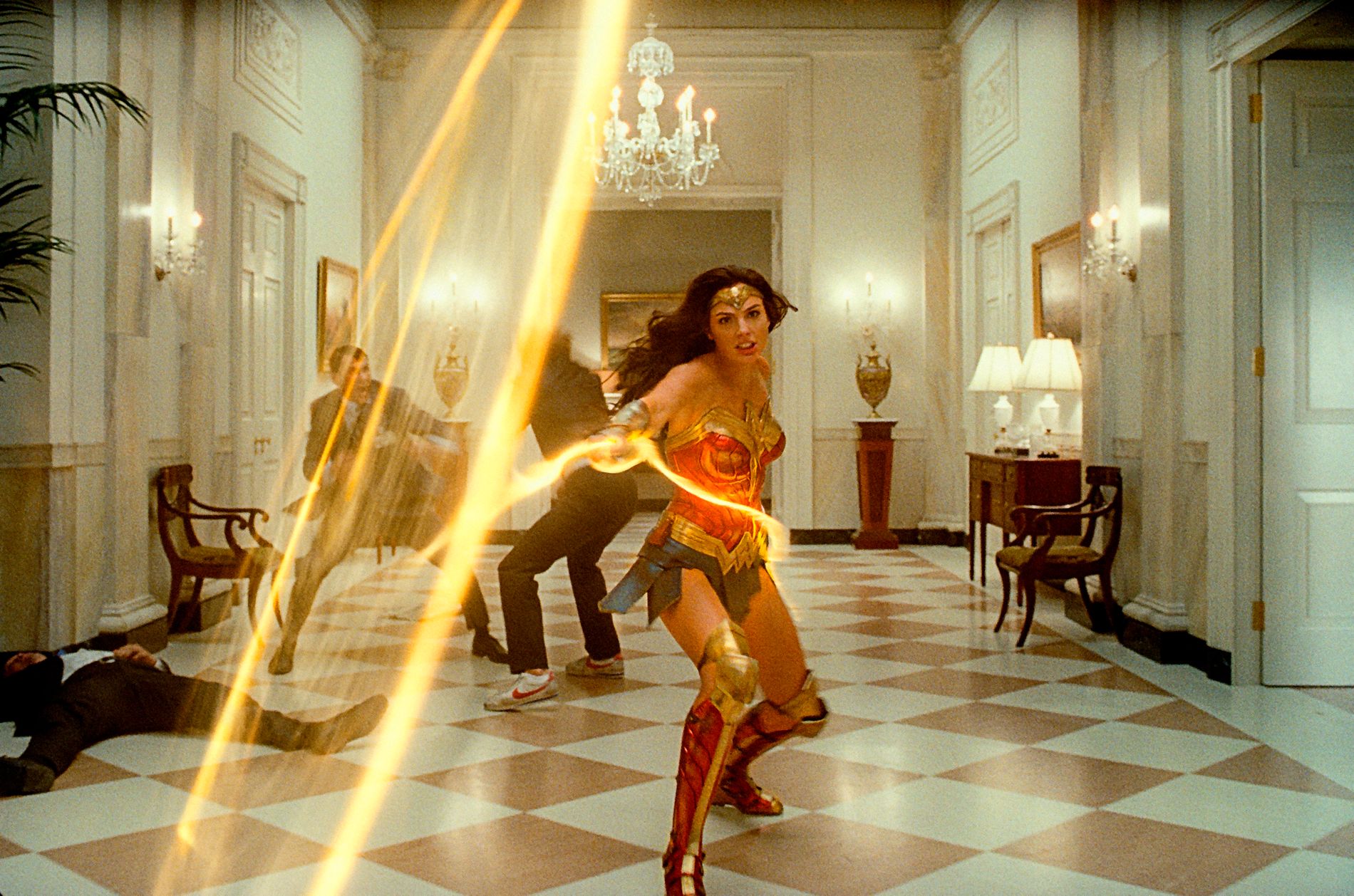 Gal Gadot svinger pisken i «Wonder Woman 1984» og havner på den norske kinotoppen etter premierehelgen.