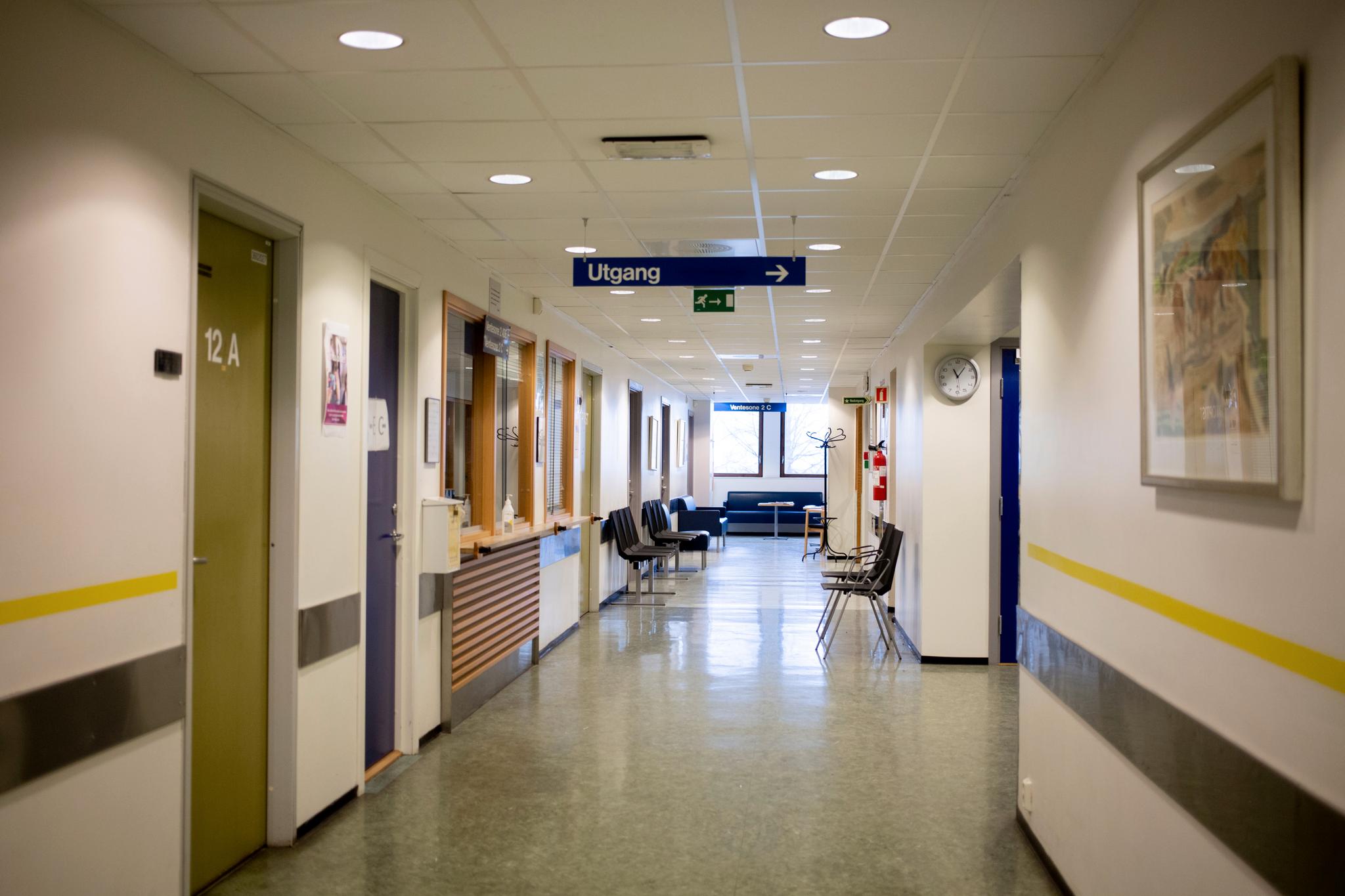 Øyeavdelingen ved Ullevål sykehus er stengt ettersom flere ansatte her er satt i karantene. Pågangen på norske sykehus kan bli stor i tiden som kommer, sier overlege ved Folkehelseinstituttet.