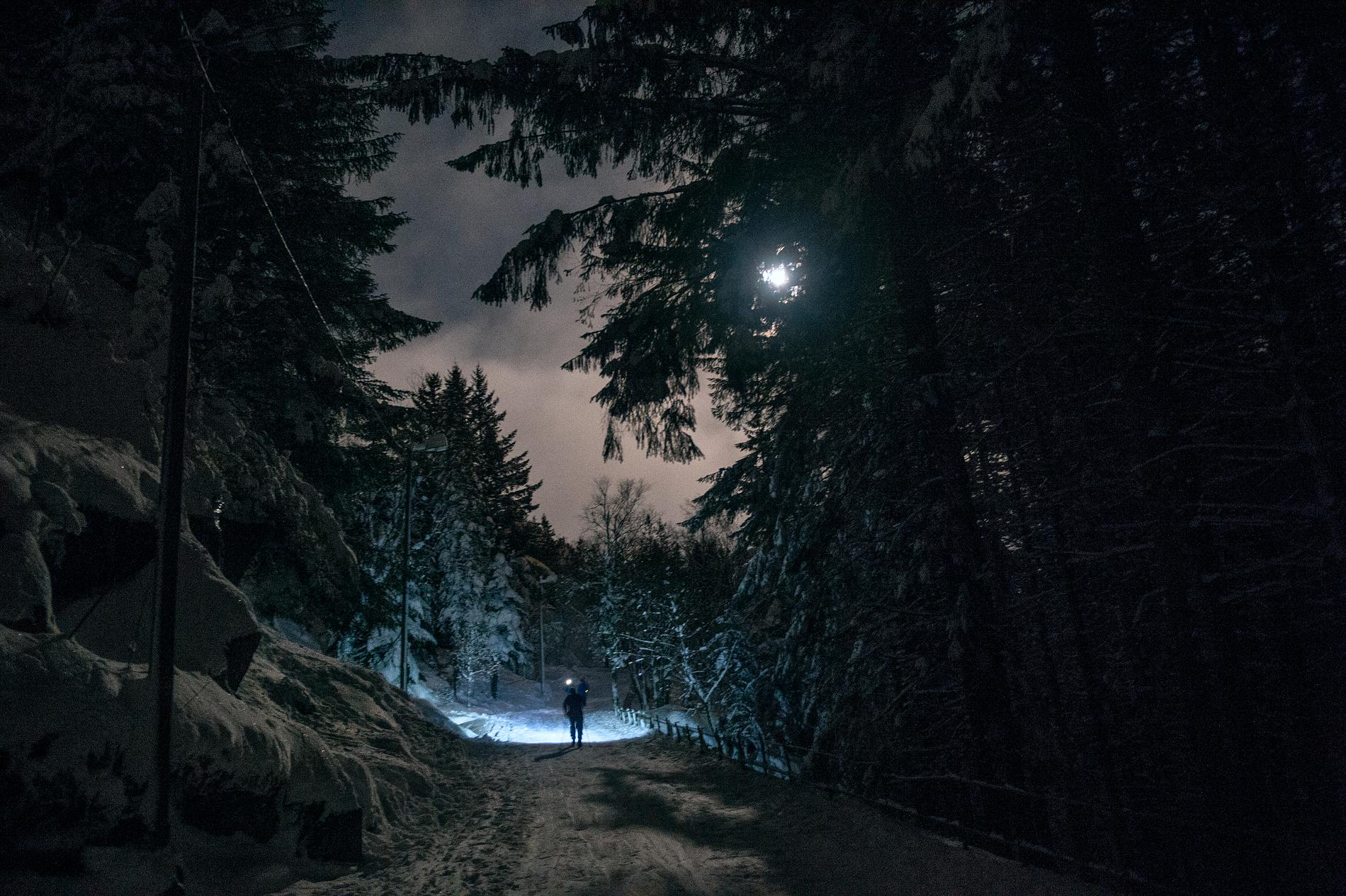 Det kan være trolsk en vinterkveld på Fløyen. Men mørkere kvelder gjør det vanskeligere å komme seg ut i naturen, mener Viviann Sandvik.
