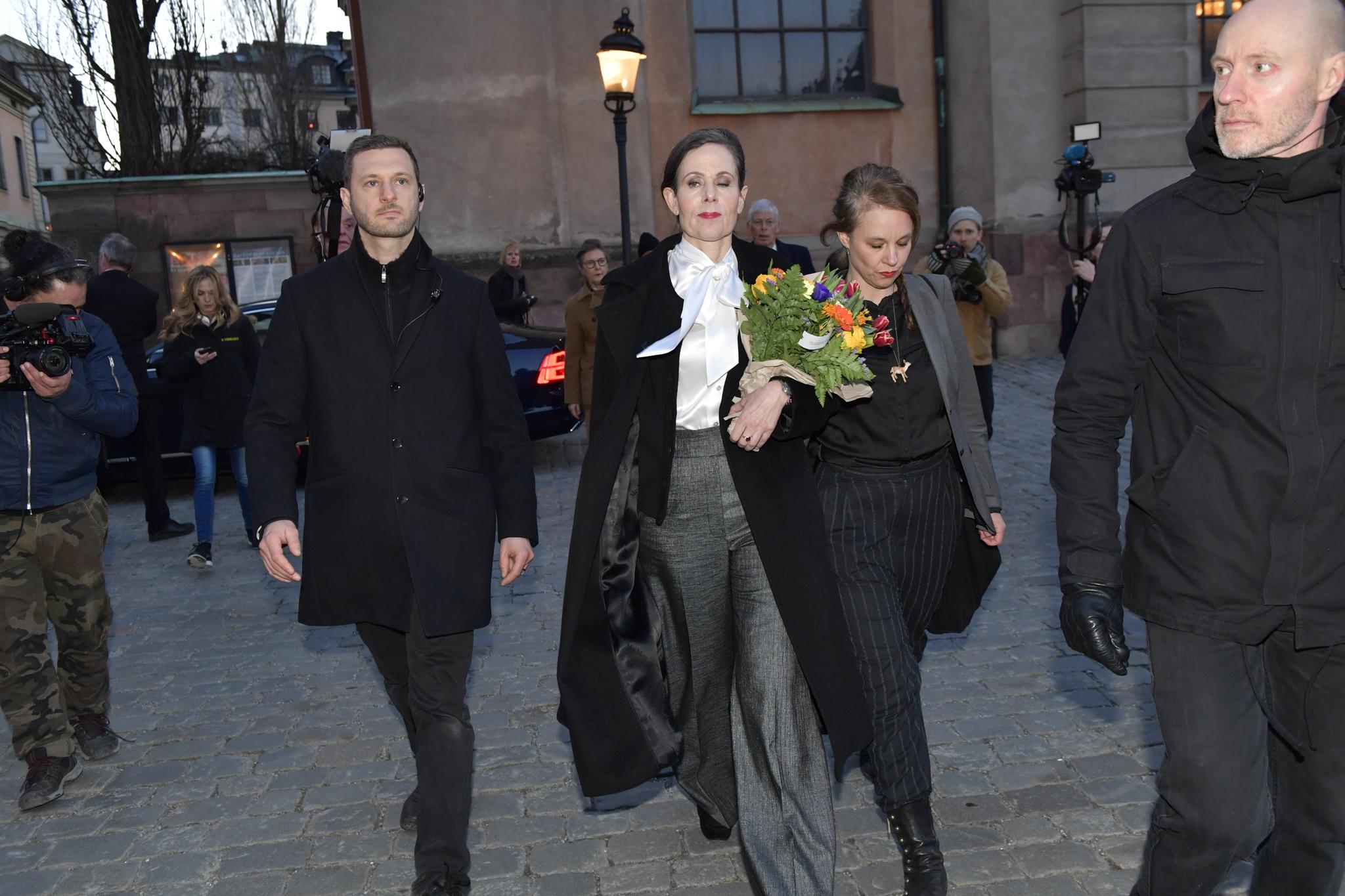 Sara Danius (t.v.) og Sara Stridsberg forlater Svenska Akademiens møte på Börshuset i Gamla stan.