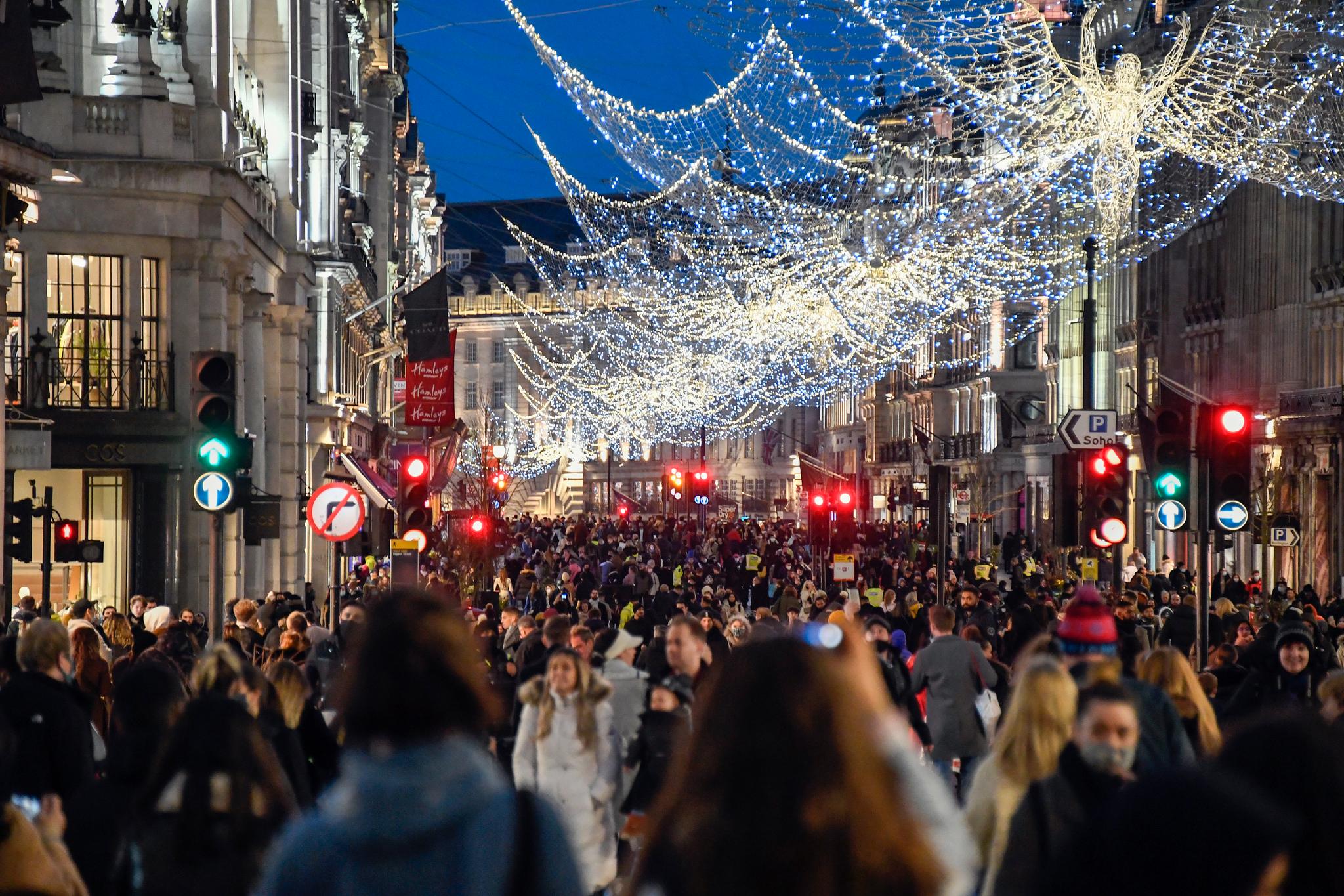 I Storbritannia overvåkes nye virusvarianter og deres arvemateriell. Lørdag ettermiddag var gatene i London fulle av mennesker som gjorde unna siste bit av julehandelen. Søndag innførte landet strenge restriksjoner for å hindre spredning av den nye virusvarianten. 