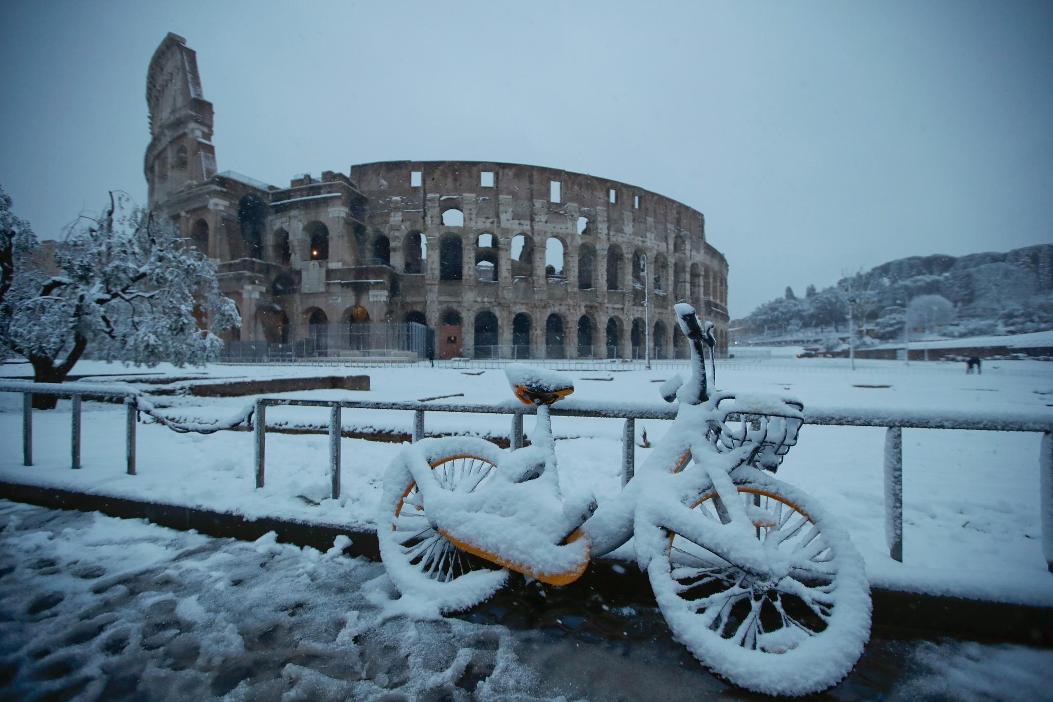Sibirkulden har også nådd Roma.  Colosseum, samt nærliggende Forum Romanum og Palatinerhøyden, har blitt stengt som følge av det uvanlige været. 