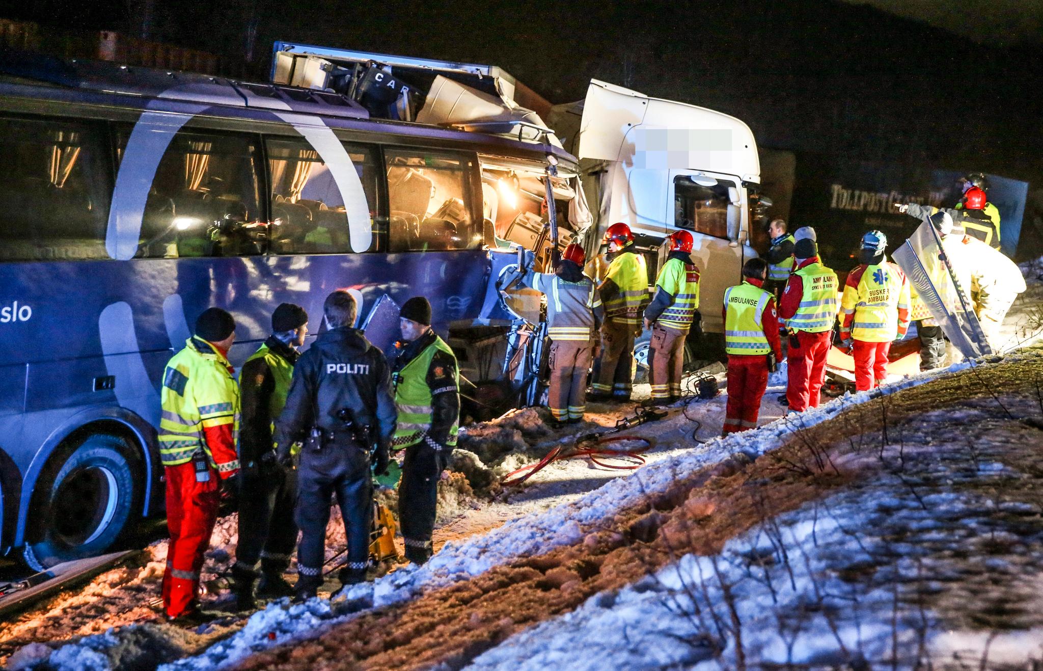 Flere ble drept og flere hardt skadet da en buss kolliderte med et vogntog på Sokna på Ringerike i vinter.
