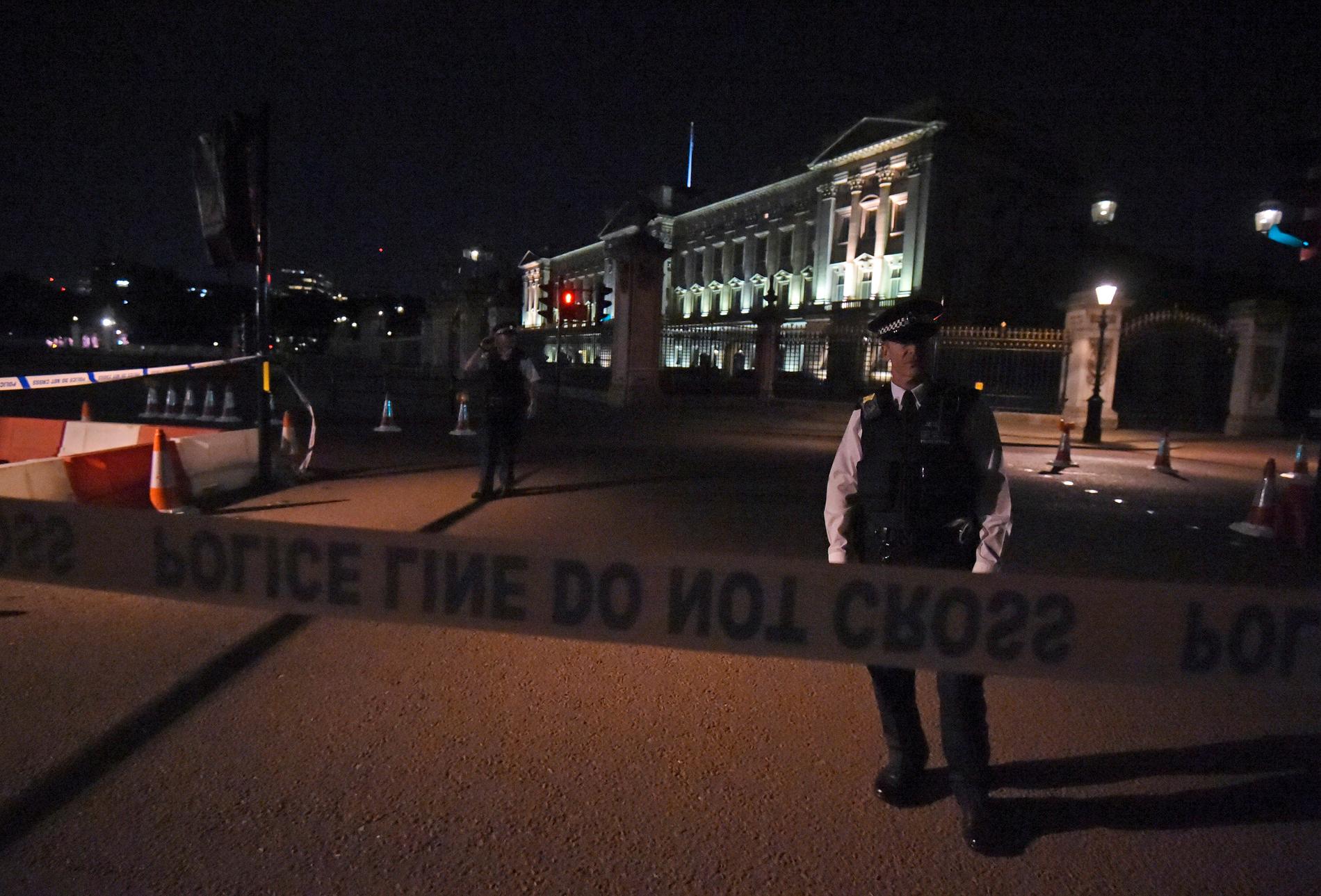 Politiet sperret av området rundt Buckingham Palace fredag kveld. Foto: Lauren Hurley / AP / NTB scanpix