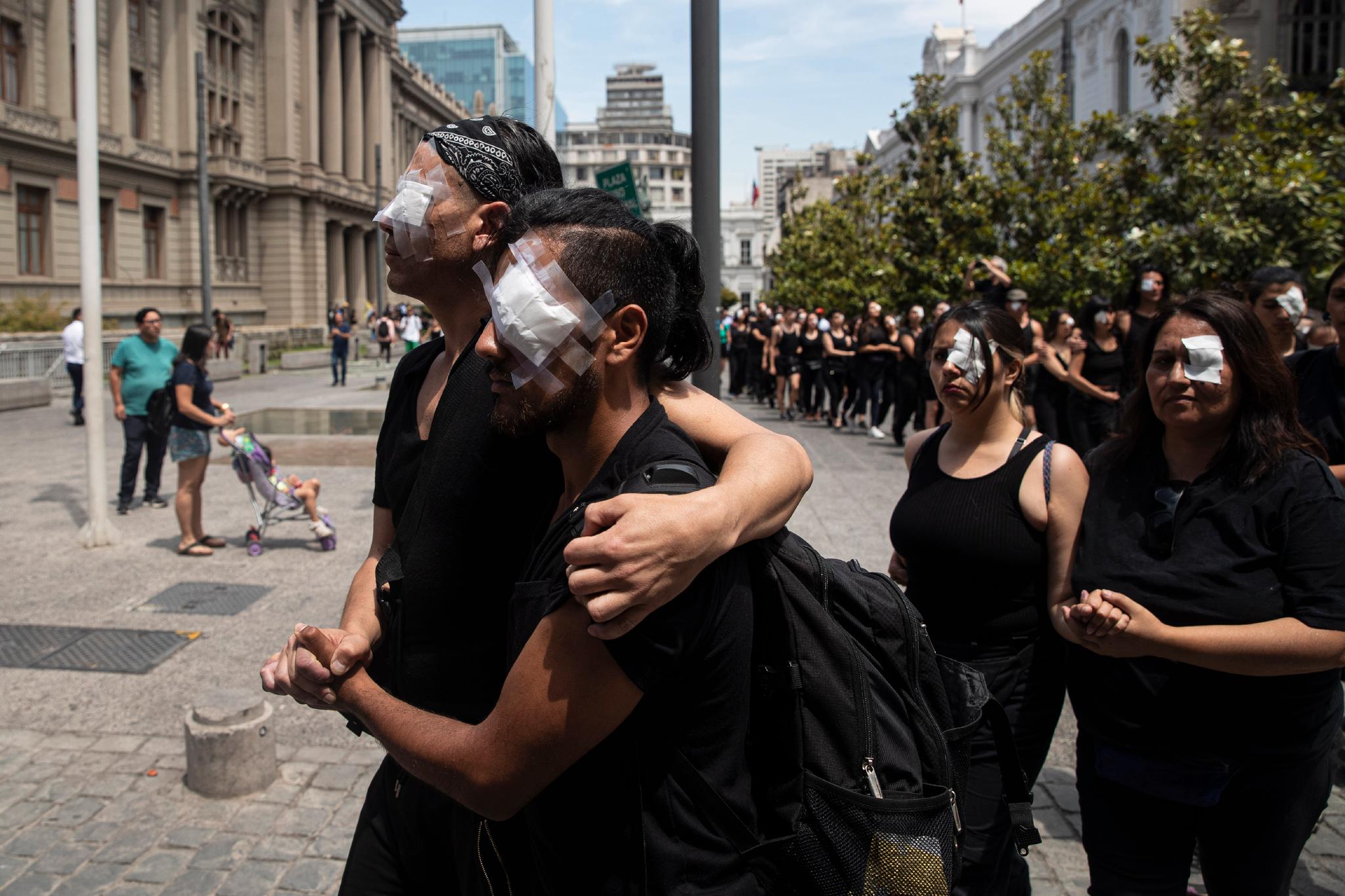 Øyeskader er blitt et viktig symbol for protestene i Chile. Her har demonstranter tatt på seg øyelapper for å øke oppmerksomheten om problemet. Over 200 personer har fått øyeskader eller mistet synet etter å ha blitt skutt i øyet den siste måneden. 