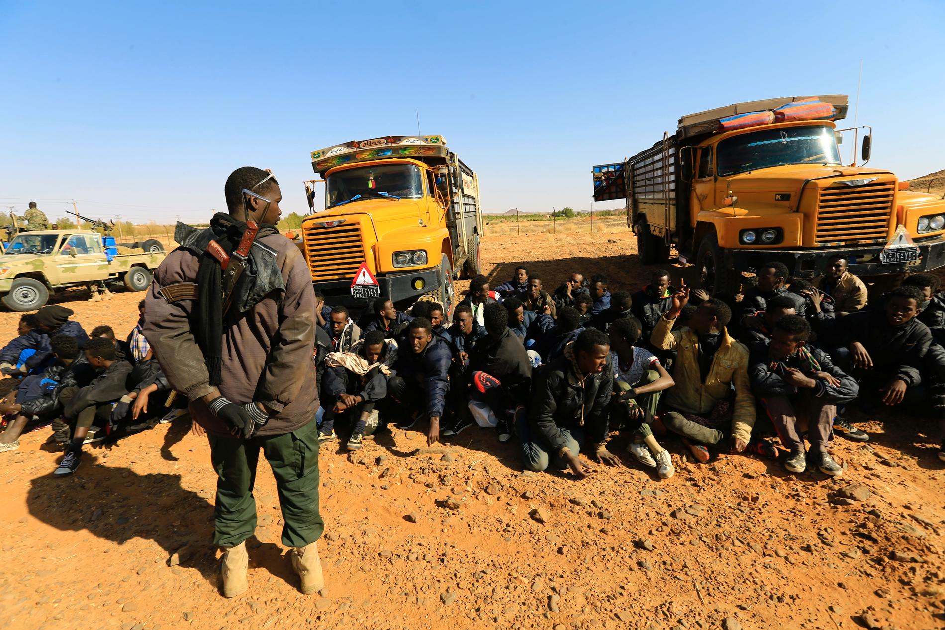 DOBBELTSPILL: I Sudan har migrasjonskontrollen for en stor del blitt utøvd av militser i allianse med regimet i Khartoum. De patruljerer grensen til Libya og gir seg ut for å stoppe migranter fra å dra nordover, mens de samtidig smugler folk inn i Libya i samarbeid med aktører på andre siden av grensen, skriver Gunnar M. Sørbø. 