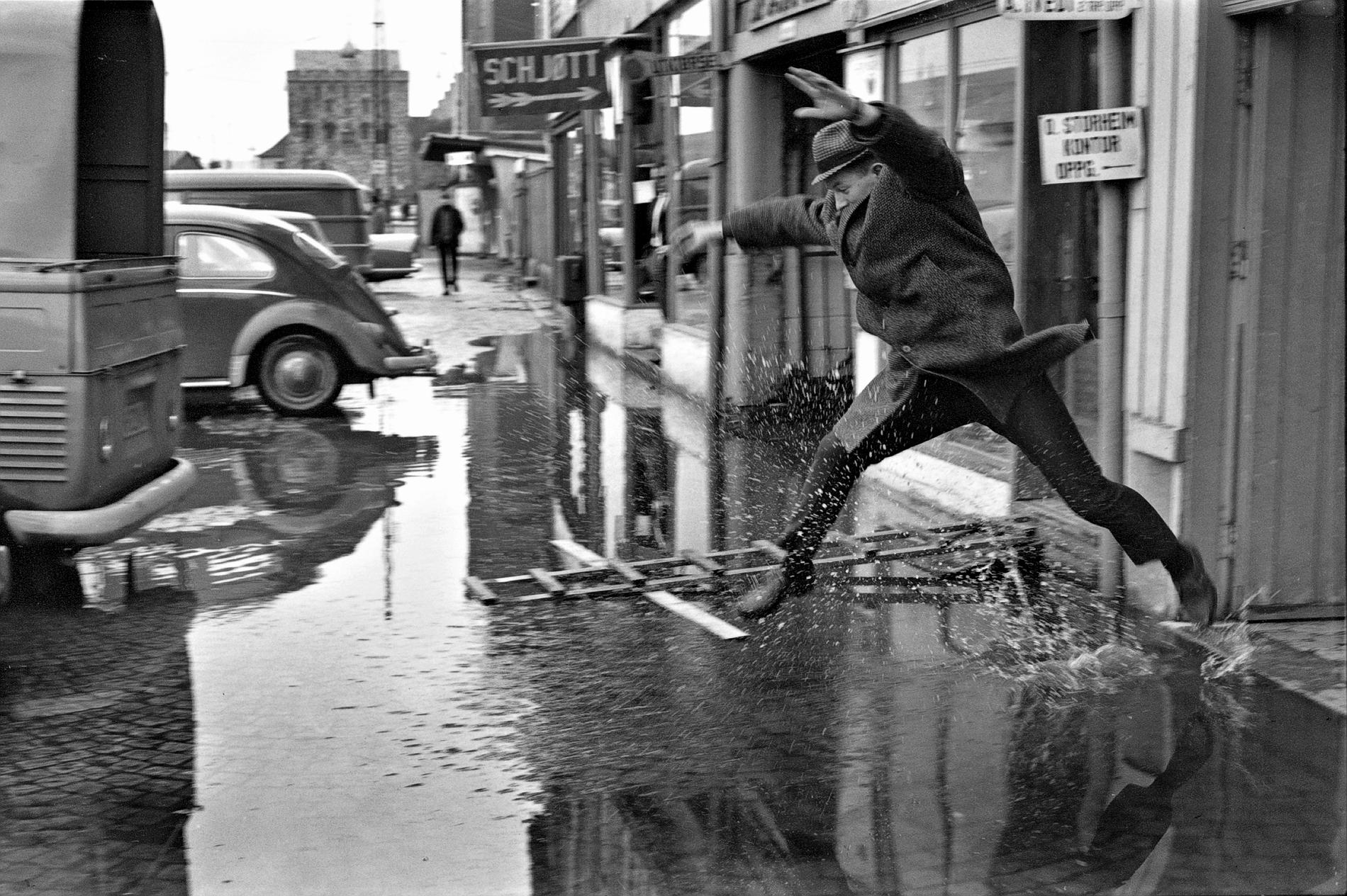 I mars 1967 kom en av de verste springfloene i Bryggens historie. Butikkene sto under vann, de historiske bygningene også. På bildet er det BTs journa-list Harry Frøysland som prøver å komme tørrskodd unna.