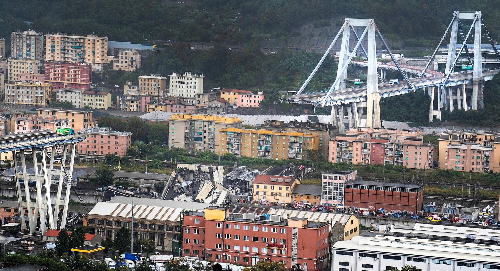 Mellom 10–20 personer skal fortsatt være savnet og kan ligge under vrakrestene fra Ponte Morandi-broen, som er på motorveien A10 ved den italienske havnebyen Genova.