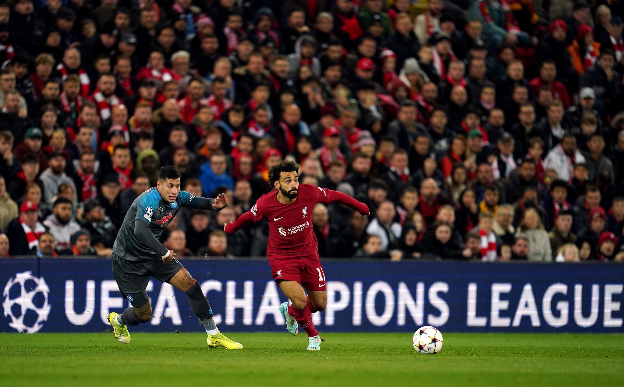 ANFIELD: Liverpools Mohamed Salah (t.h.) i kamp med Napolis Mathias Olivera i Champions League sist uke.