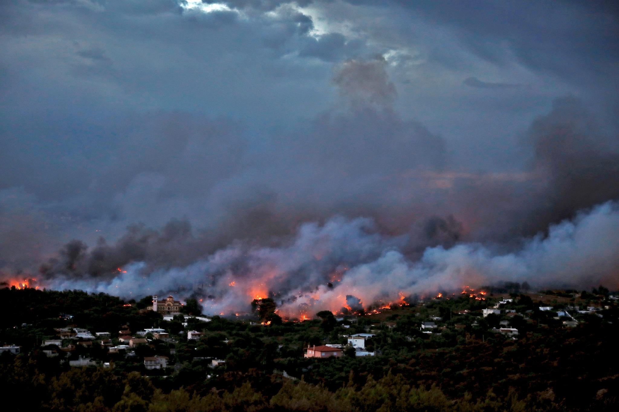 Slik så det ut da brannen herjet nær byen Rafinha utenfor Athen mandag kveld.