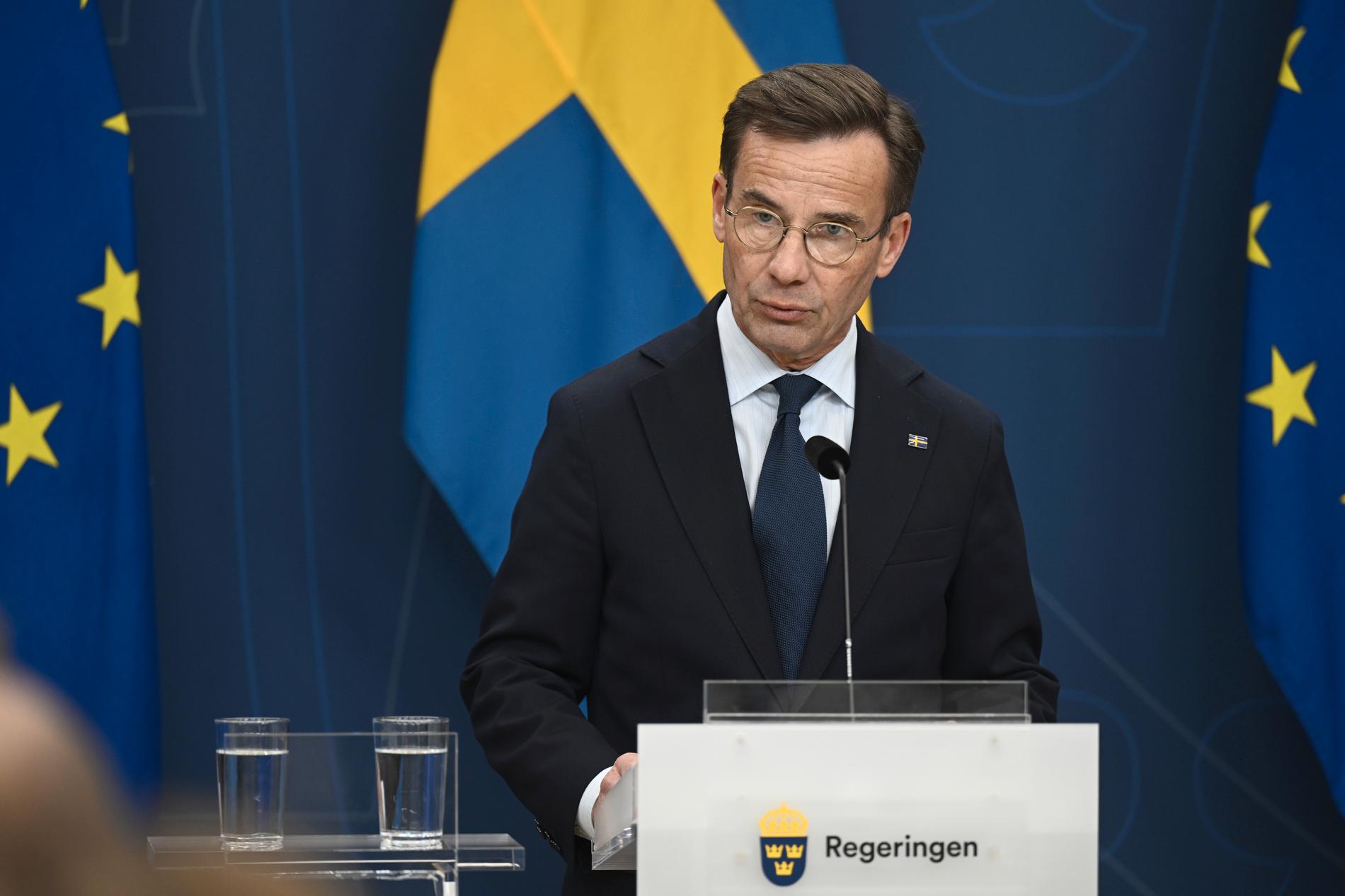 Statsminister Ulf Kristersson omtaler angrepet i Brussel som en terrorhandling rettet mot Sverige. 