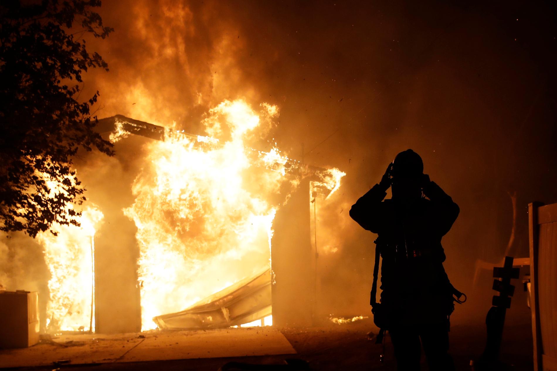 PÅ PLASS: En brannmann forbereder seg på å bekjempe flammene i Santa Clarita i California.