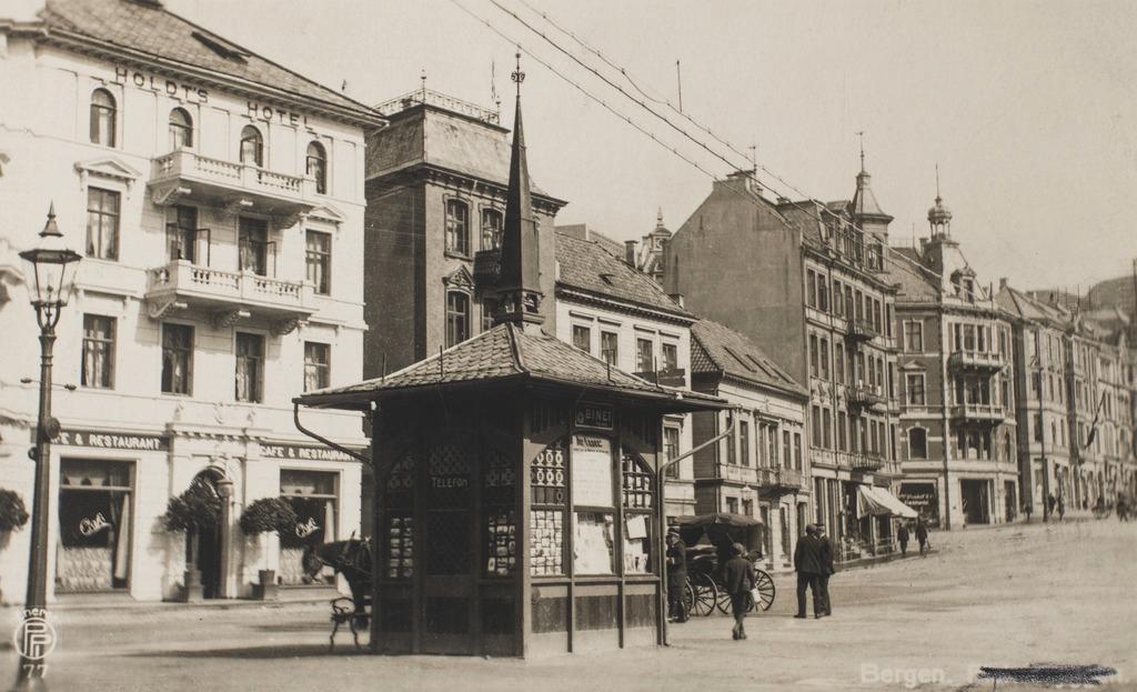 TIDLIG: Denne kiosken sto på Torgallmenningen – før bybrannen i 1916.