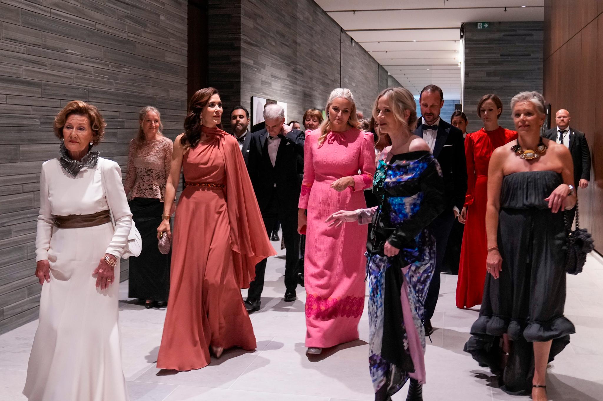Kronprinsesse Mary av Danmark, dronning Sonja, kronprins Haakon og kronprinsesse Mette-Marit deltar på middagen.